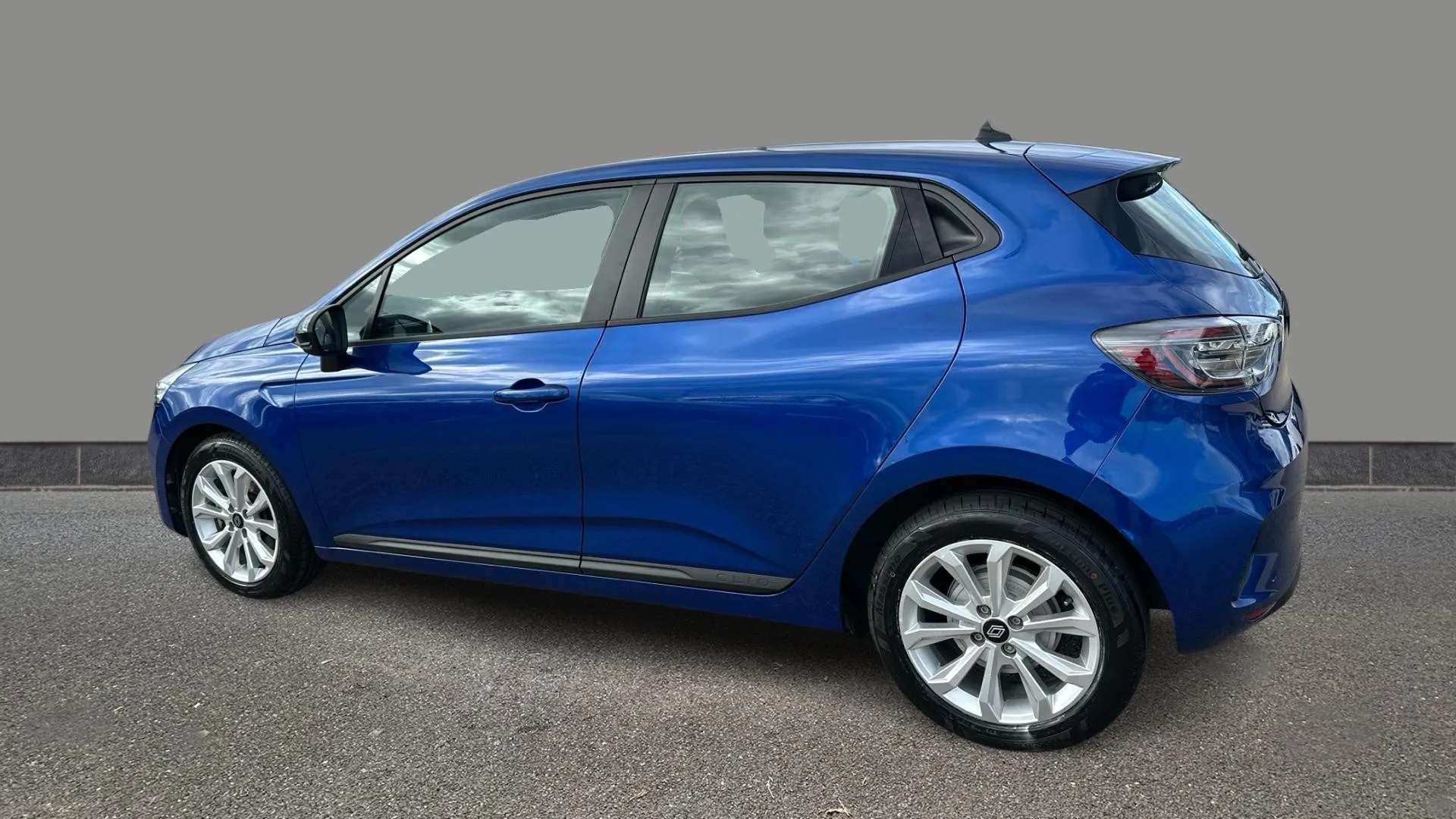 A 2024 RENAULT CLIO 1.6 E-TECH full hybrid 145 Evolution Auto A 2024 RENAULT CLIO 1.6 E-TECH full hybrid 145 Evolution Auto