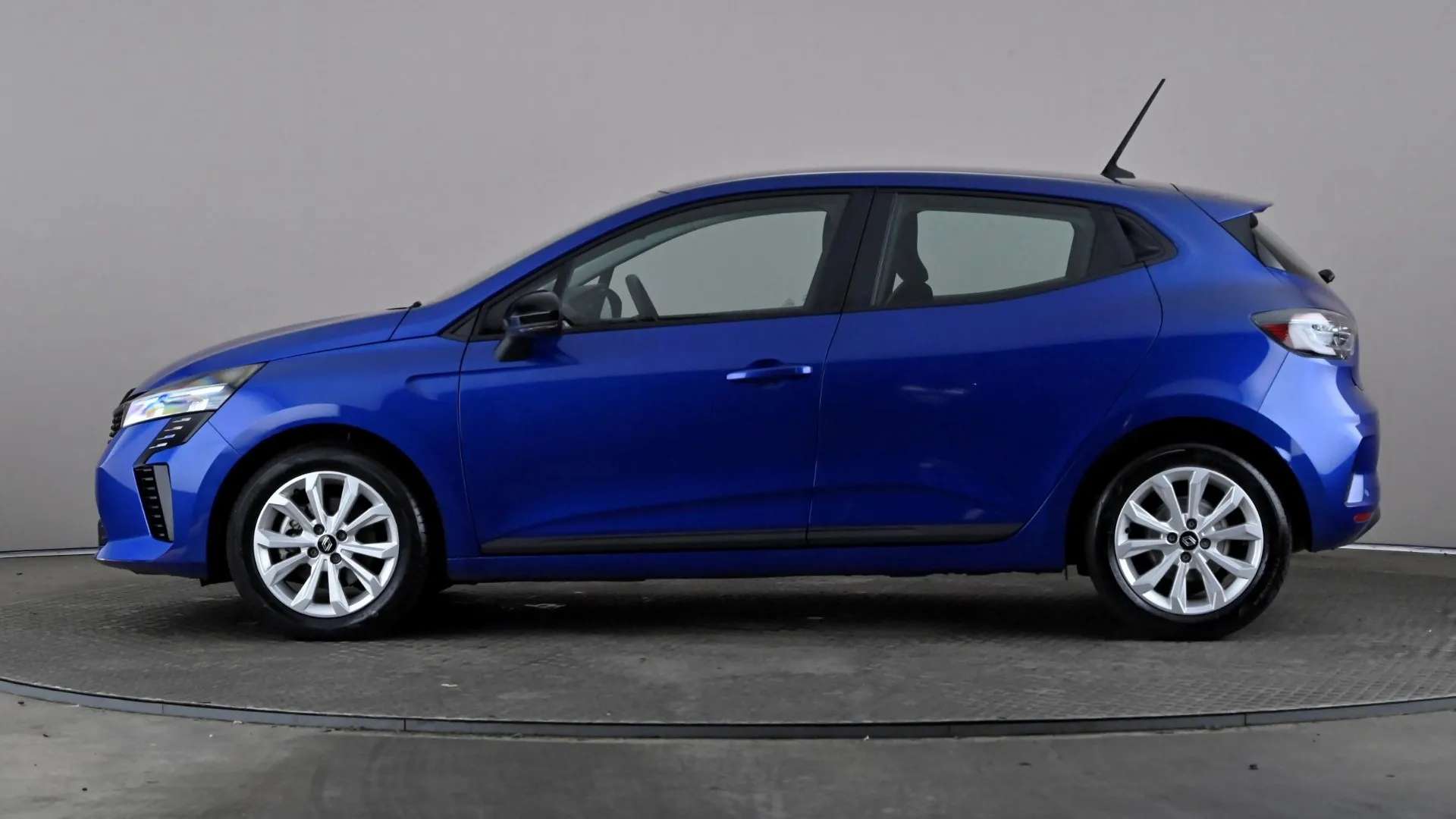 A 2025 RENAULT CLIO 1.6 E-TECH full hybrid 145 Evolution Auto A 2025 RENAULT CLIO 1.6 E-TECH full hybrid 145 Evolution Auto