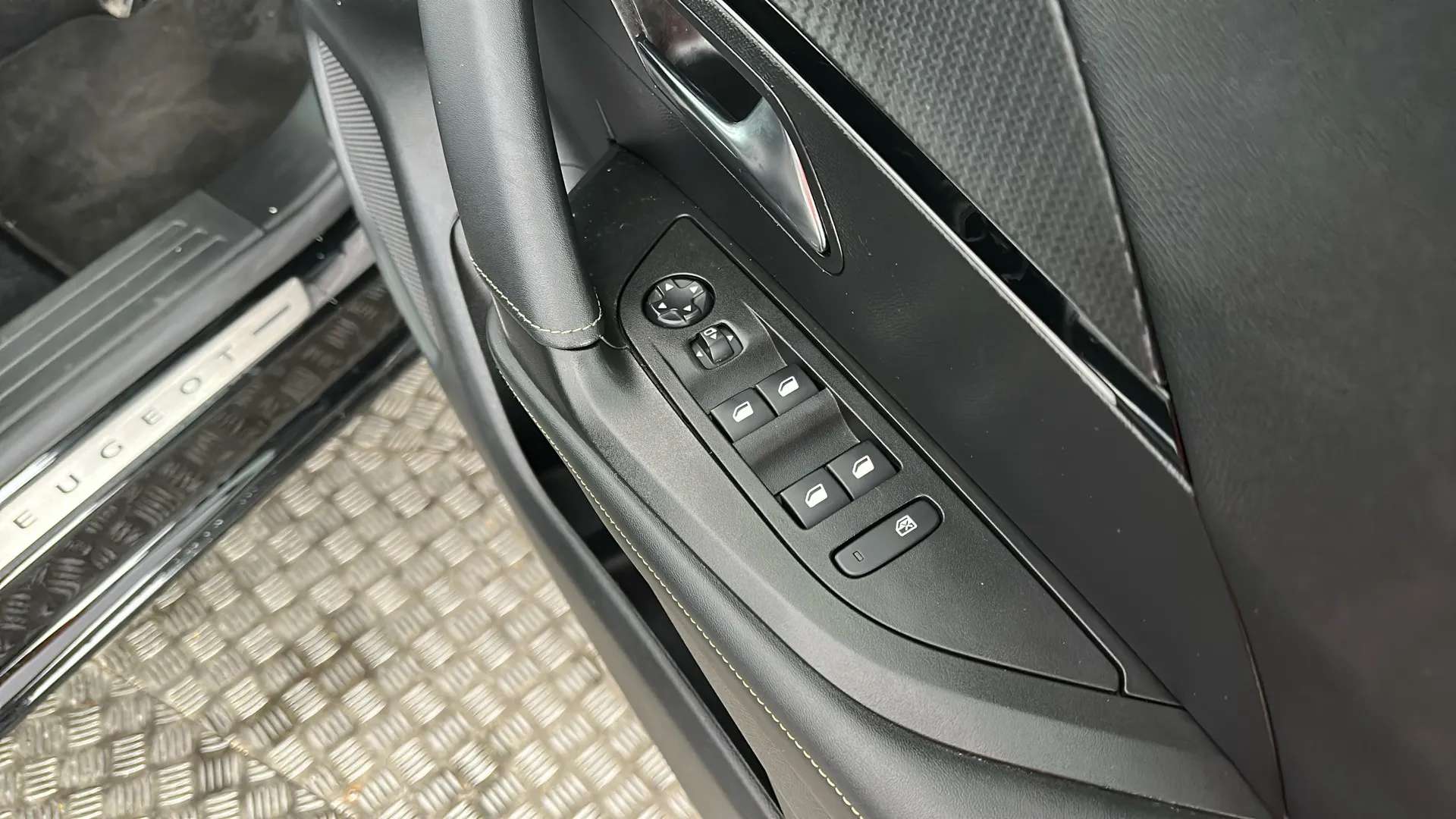 2023 PEUGEOT 2008 2023 PEUGEOT 2008