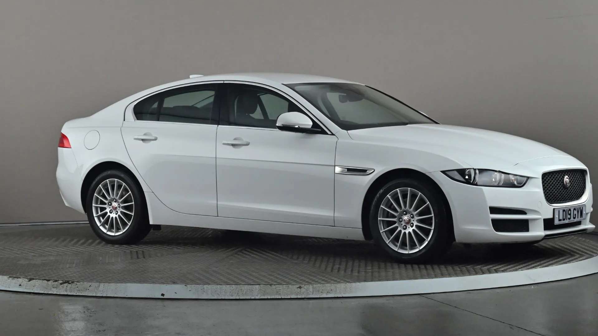 A 2019 JAGUAR XE 2.0d SE A 2019 JAGUAR XE 2.0d SE