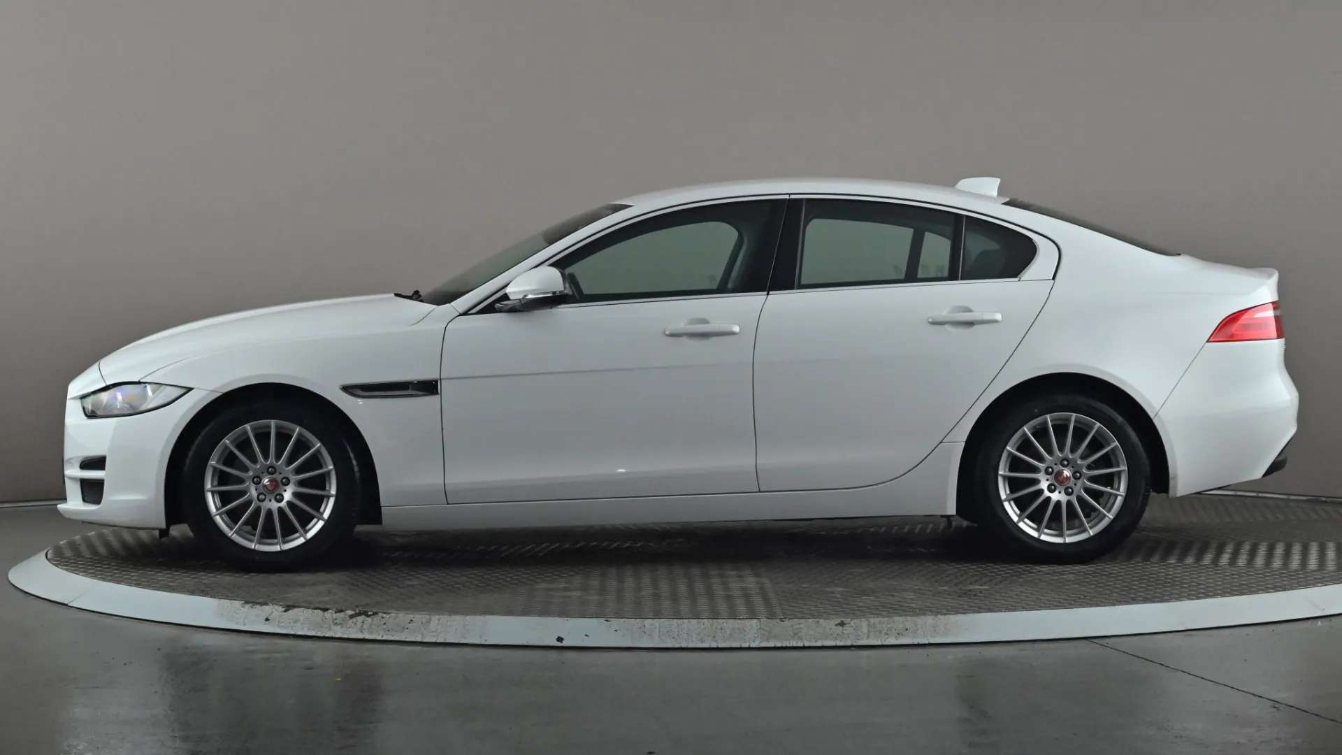 A 2019 JAGUAR XE 2.0d SE A 2019 JAGUAR XE 2.0d SE