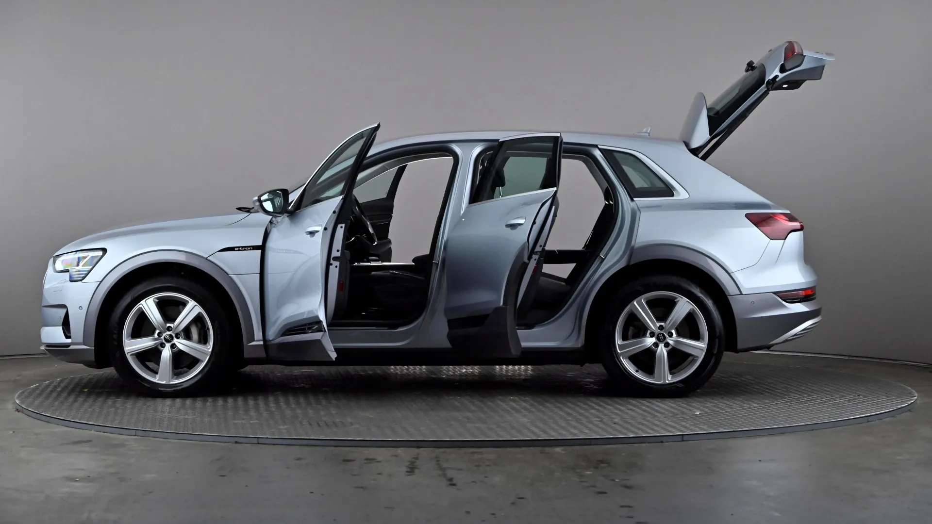 0 AUDI E-TRON 0 AUDI E-TRON