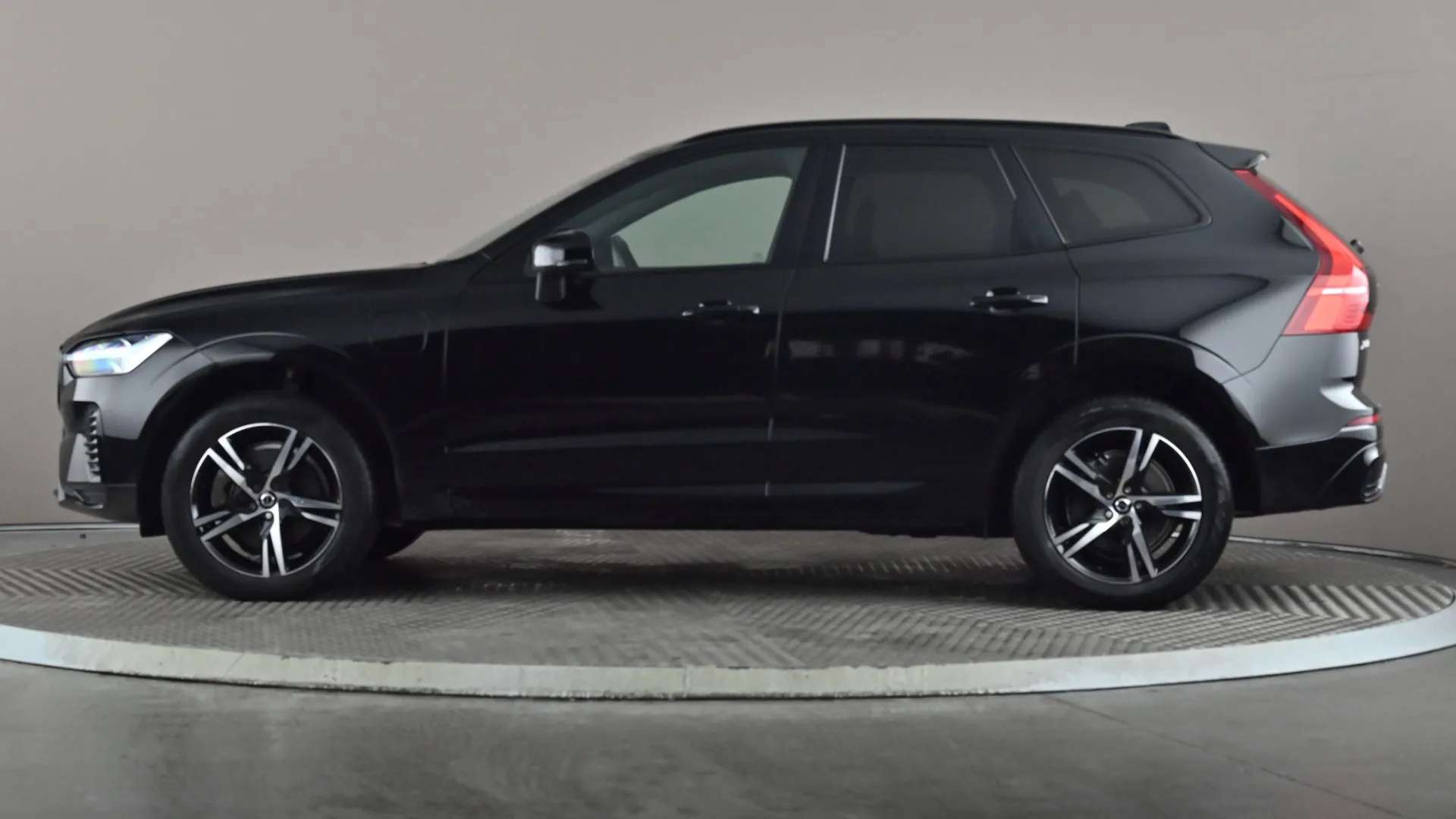 A 2021 VOLVO XC60 2.0 T6 Recharge PHEV R DESIGN AWD Auto A 2021 VOLVO XC60 2.0 T6 Recharge PHEV R DESIGN AWD Auto