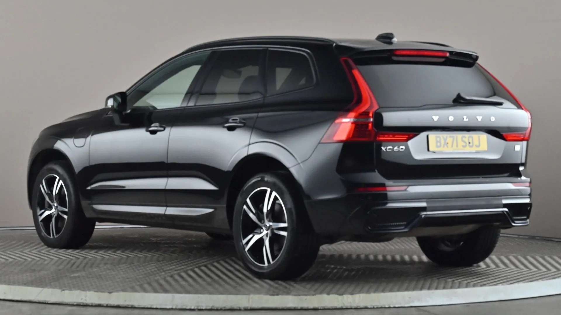 A 2021 VOLVO XC60 2.0 T6 Recharge PHEV R DESIGN AWD Auto A 2021 VOLVO XC60 2.0 T6 Recharge PHEV R DESIGN AWD Auto