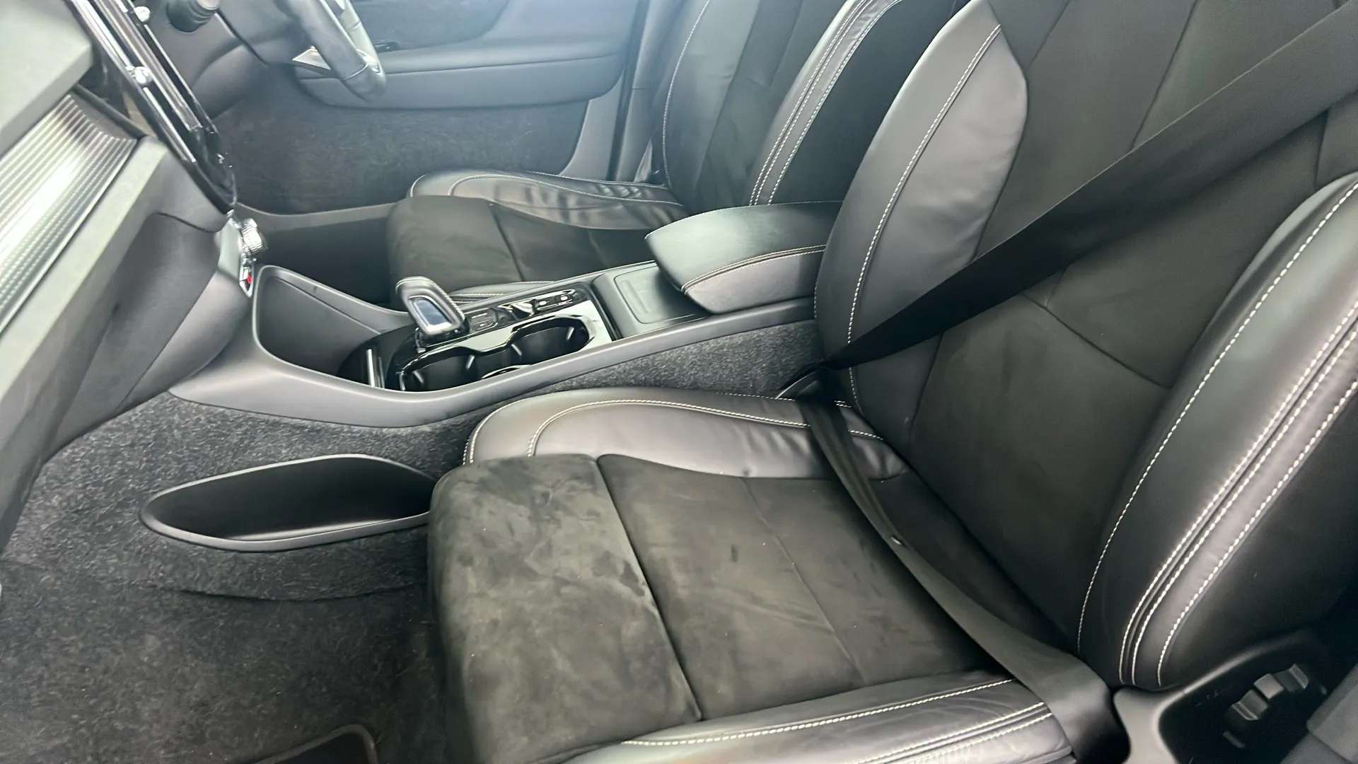 2022 VOLVO XC40 2022 VOLVO XC40