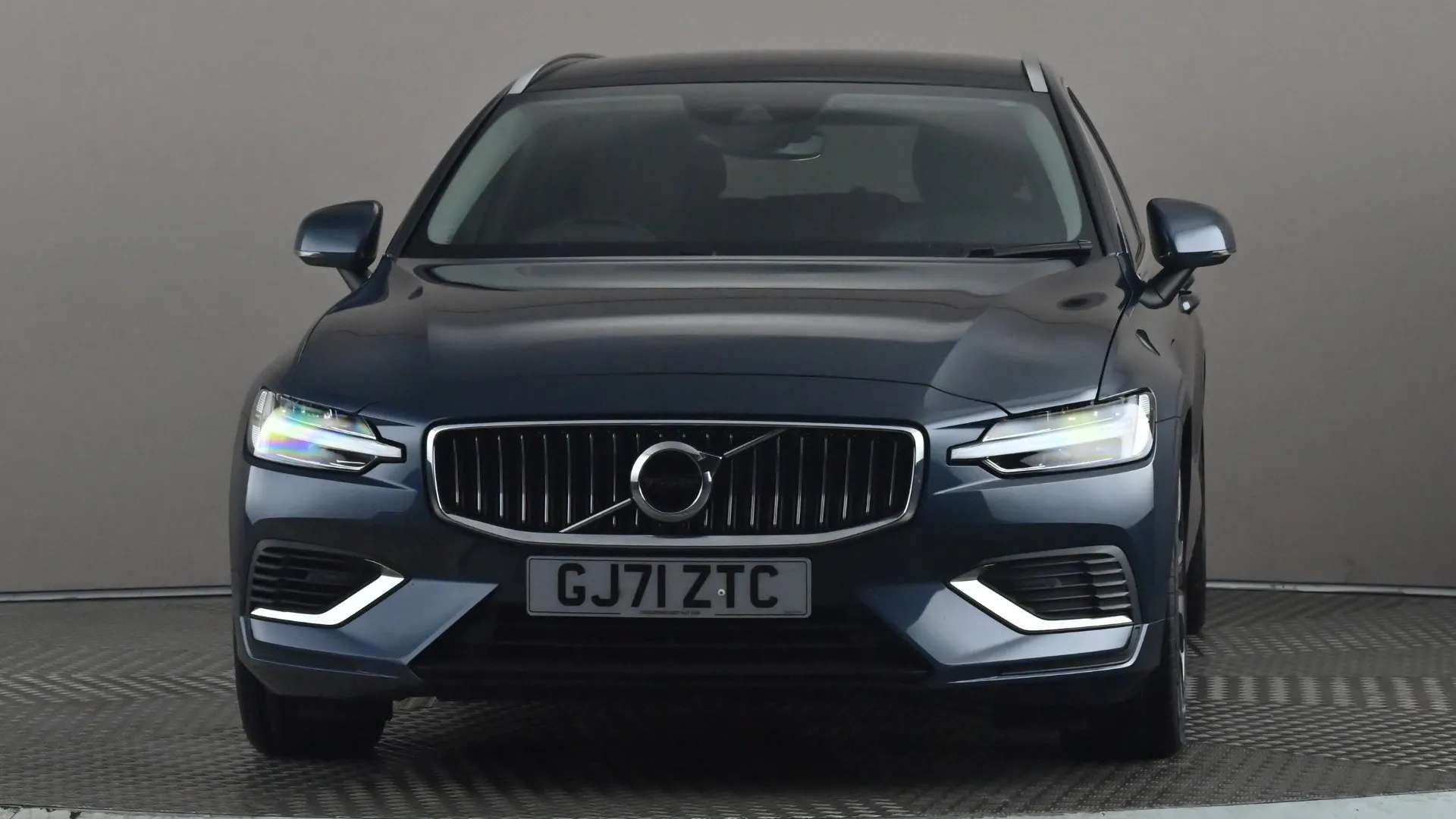 A 2021 VOLVO V60 2.0 T6 Recharge PHEV Inscription AWD Auto A 2021 VOLVO V60 2.0 T6 Recharge PHEV Inscription AWD Auto