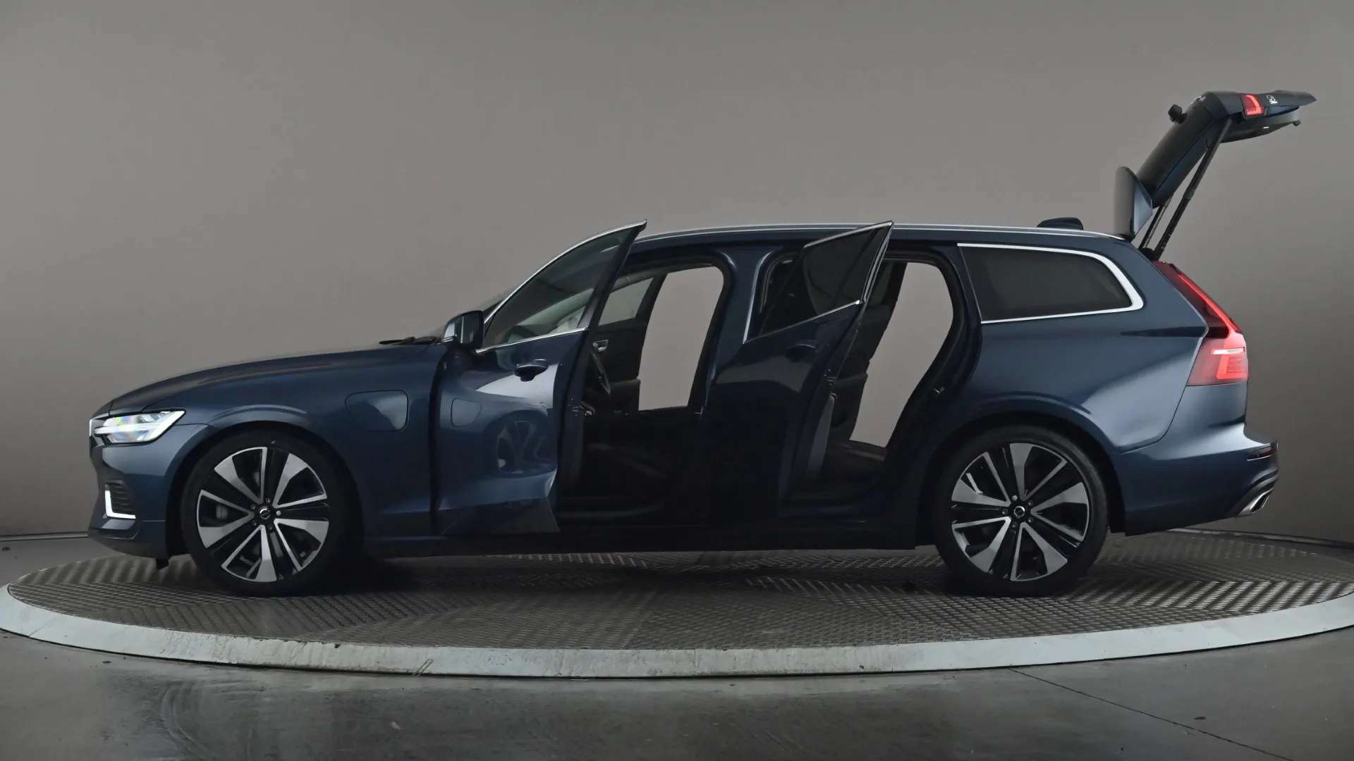 2021 VOLVO V60 2021 VOLVO V60