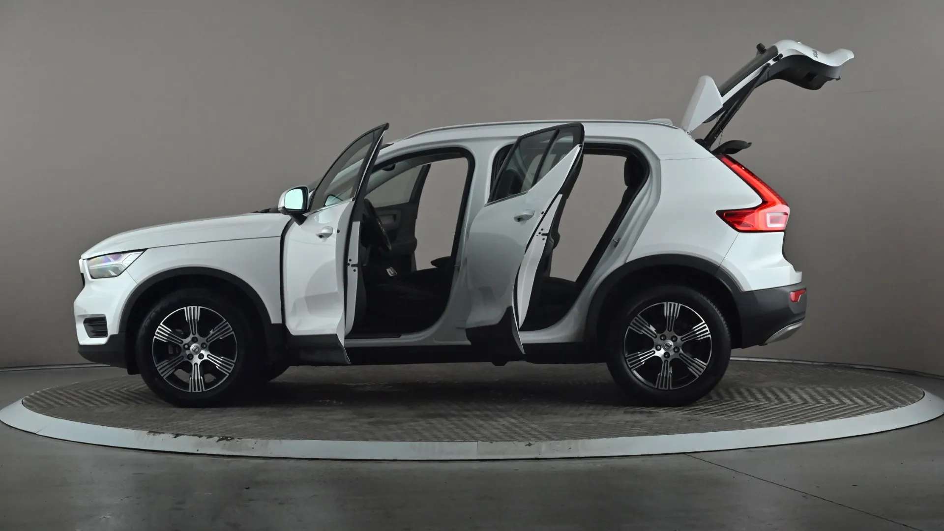 2022 VOLVO XC40 2022 VOLVO XC40