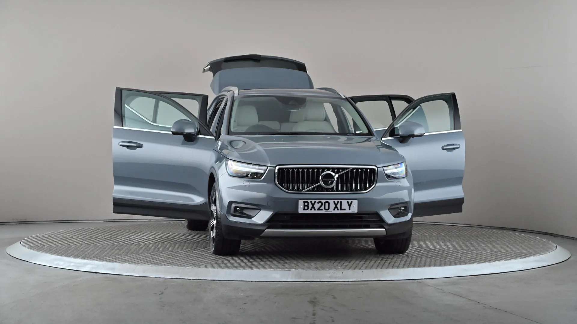 2020 VOLVO XC40 2020 VOLVO XC40