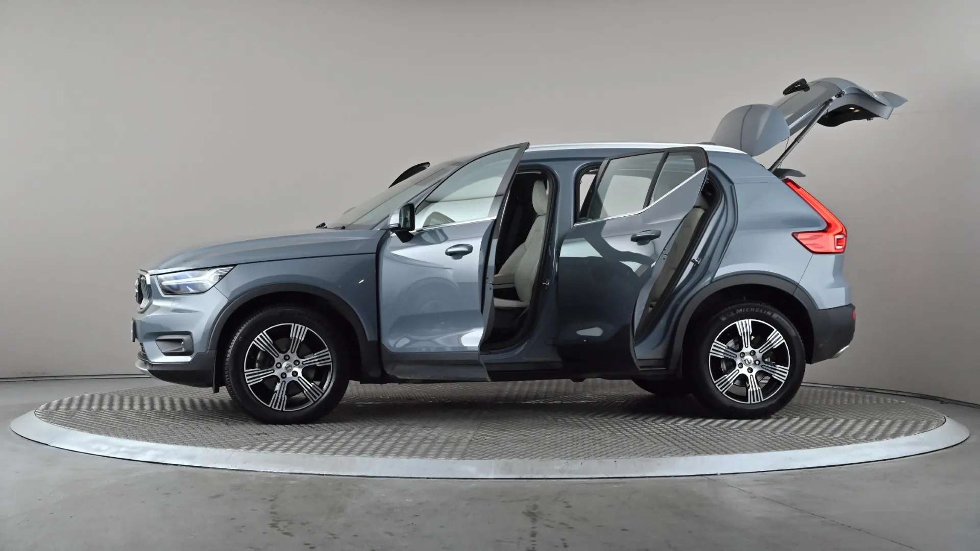 2020 VOLVO XC40 2020 VOLVO XC40