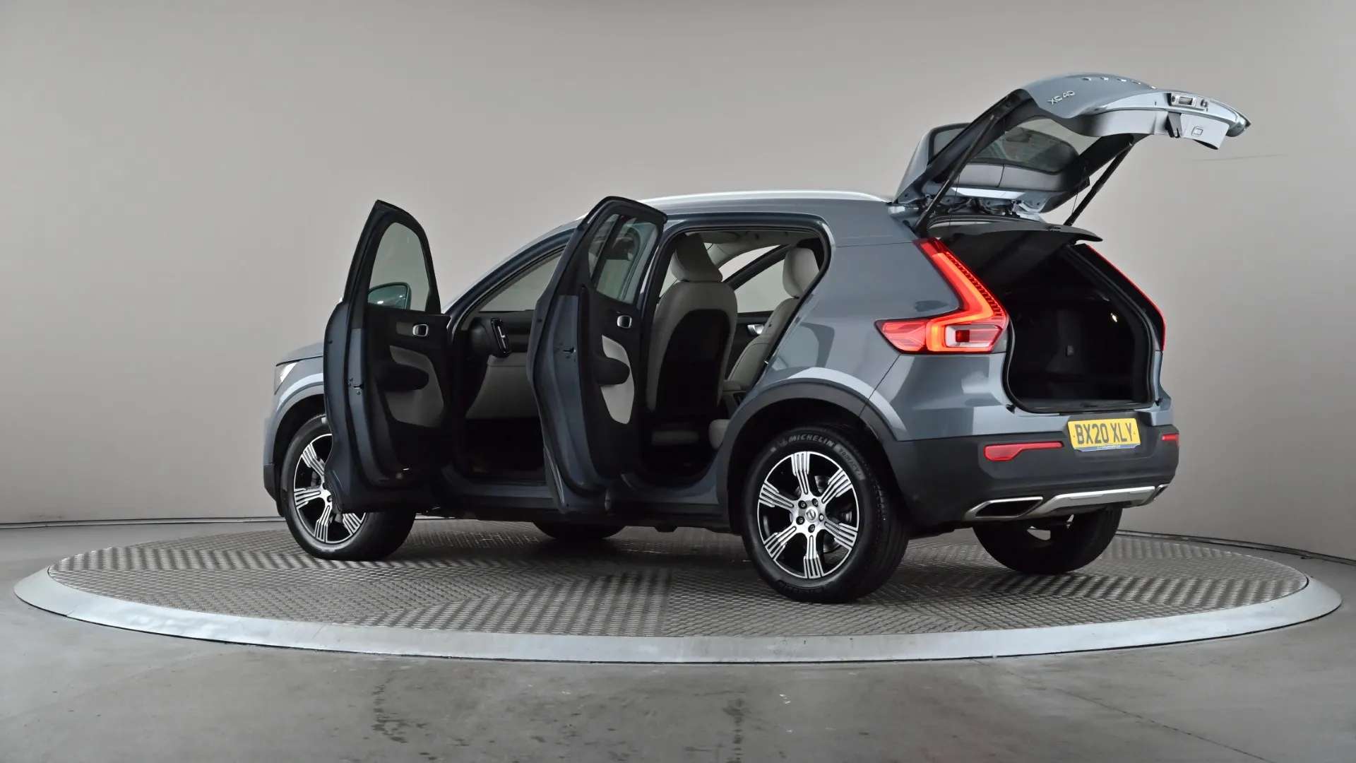 2020 VOLVO XC40 2020 VOLVO XC40
