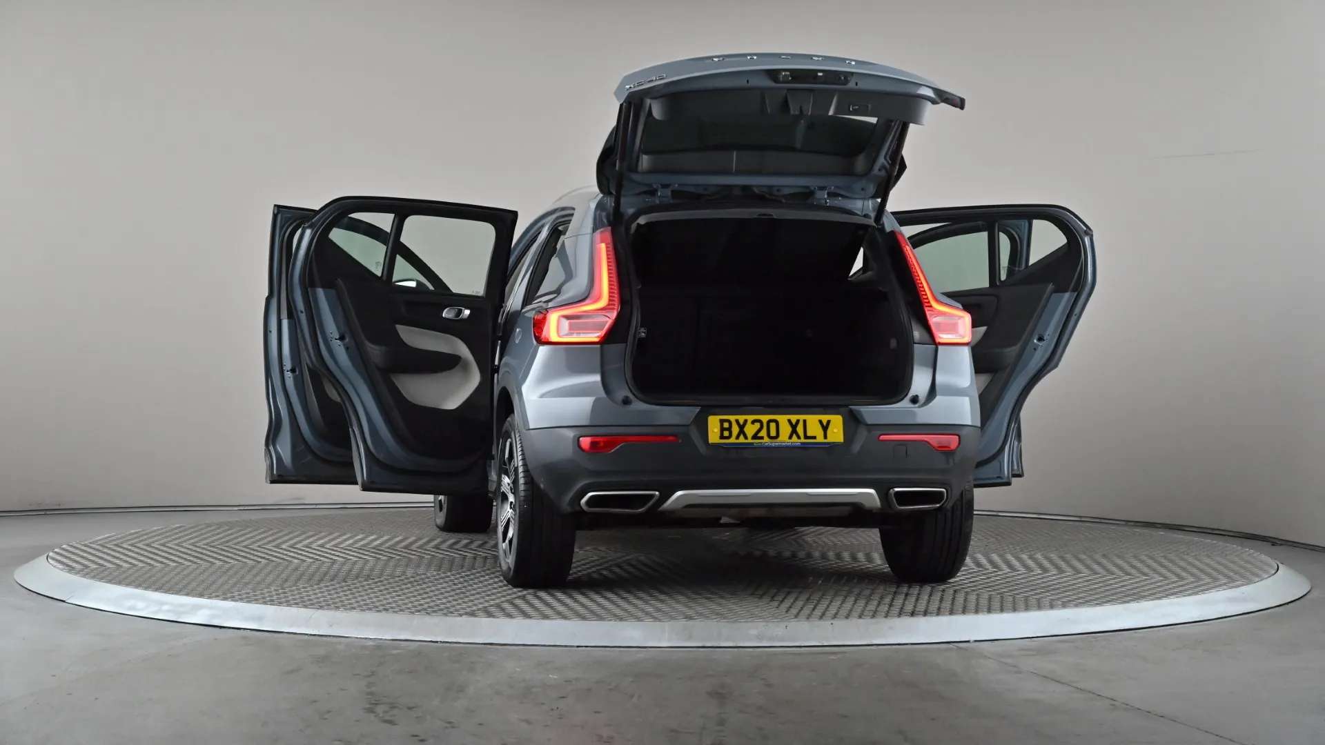 2020 VOLVO XC40 2020 VOLVO XC40