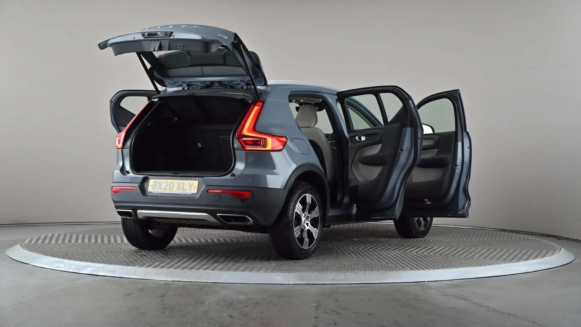 2020 VOLVO XC40 2020 VOLVO XC40