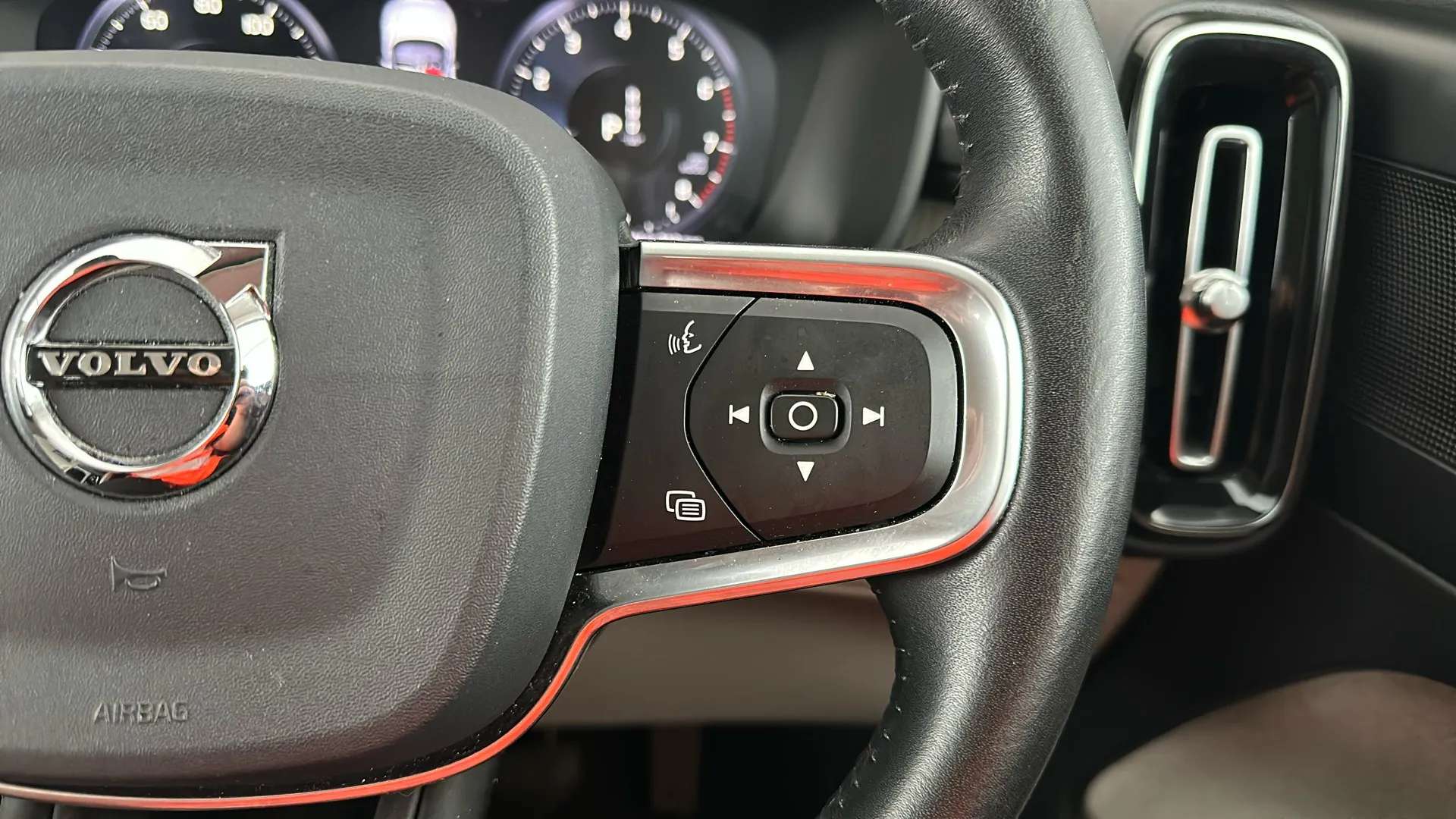 2020 VOLVO XC40 2020 VOLVO XC40