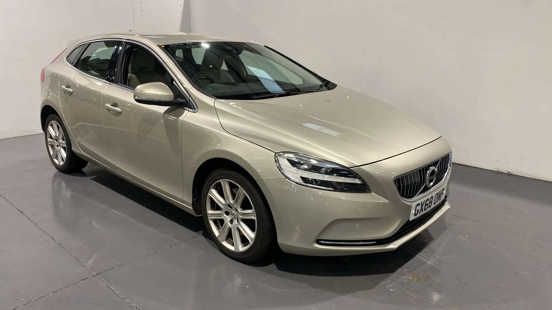 2018 VOLVO V40 2018 VOLVO V40