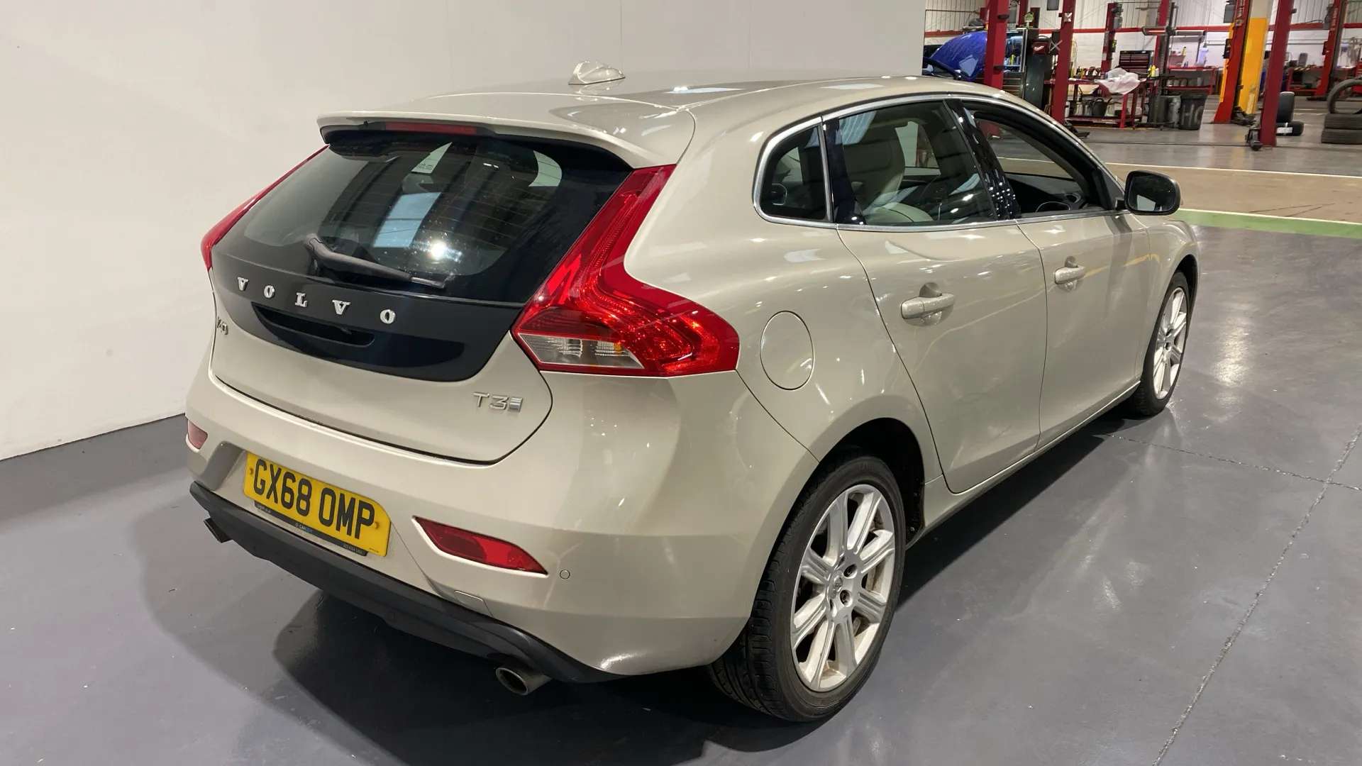 2018 VOLVO V40 2018 VOLVO V40