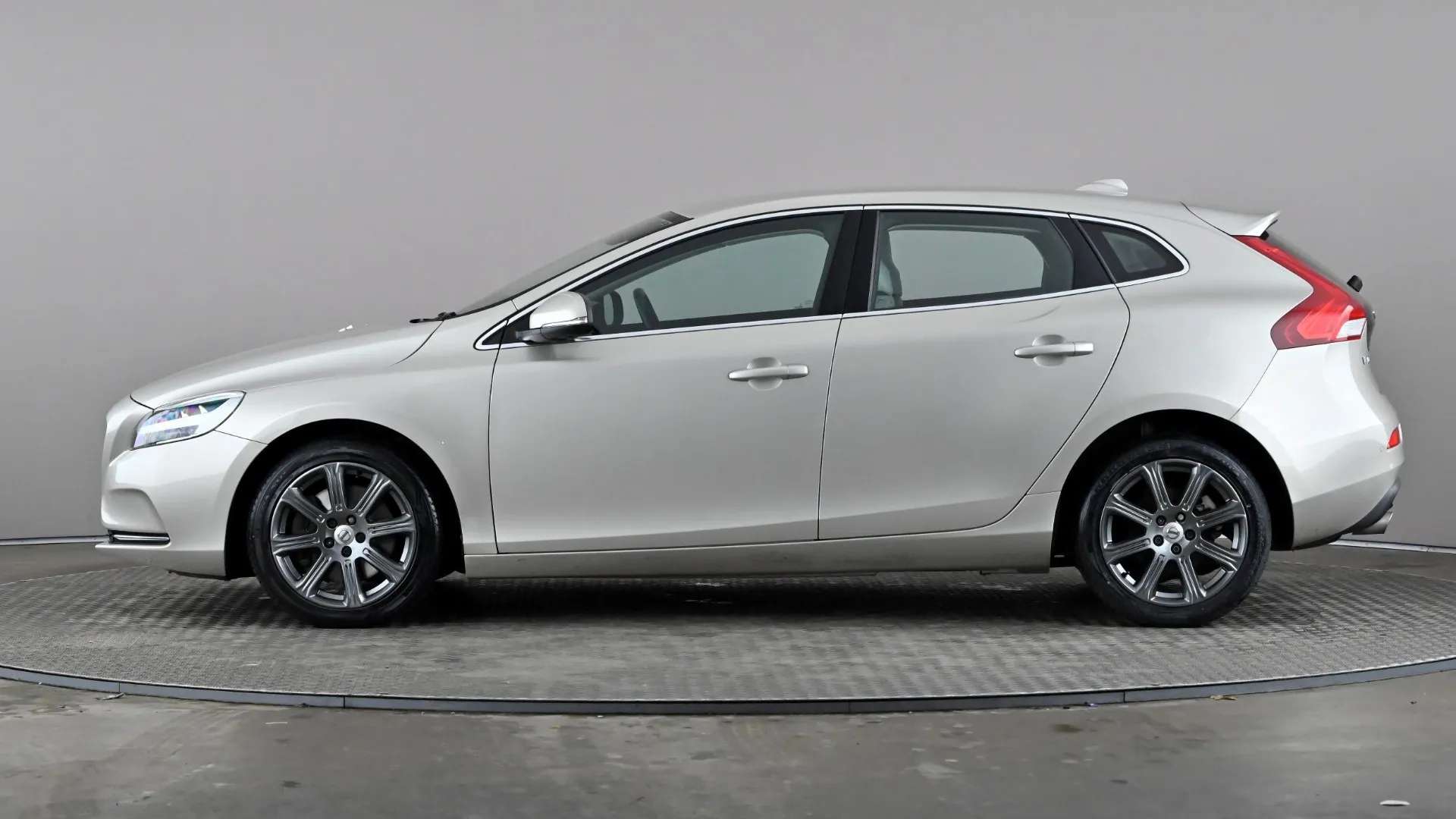 2018 VOLVO V40 2018 VOLVO V40