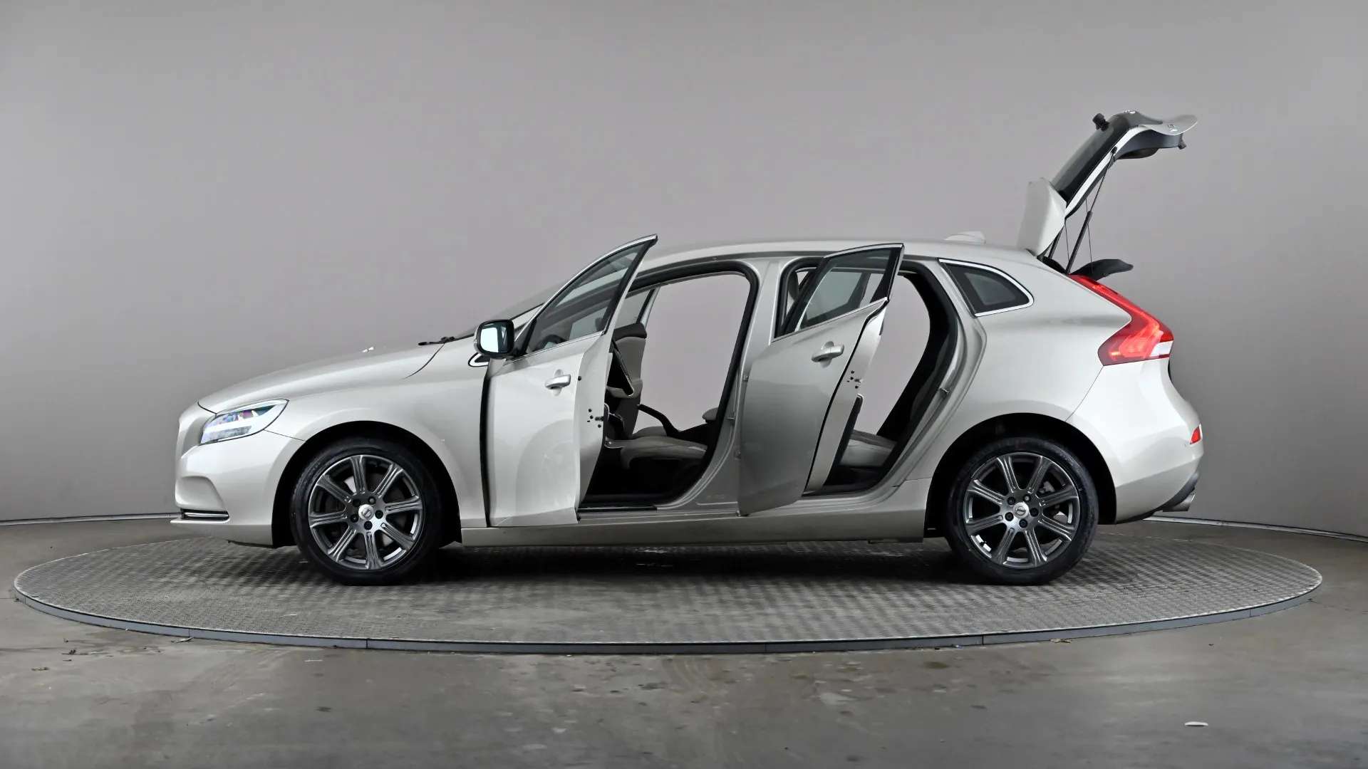 2018 VOLVO V40 2018 VOLVO V40