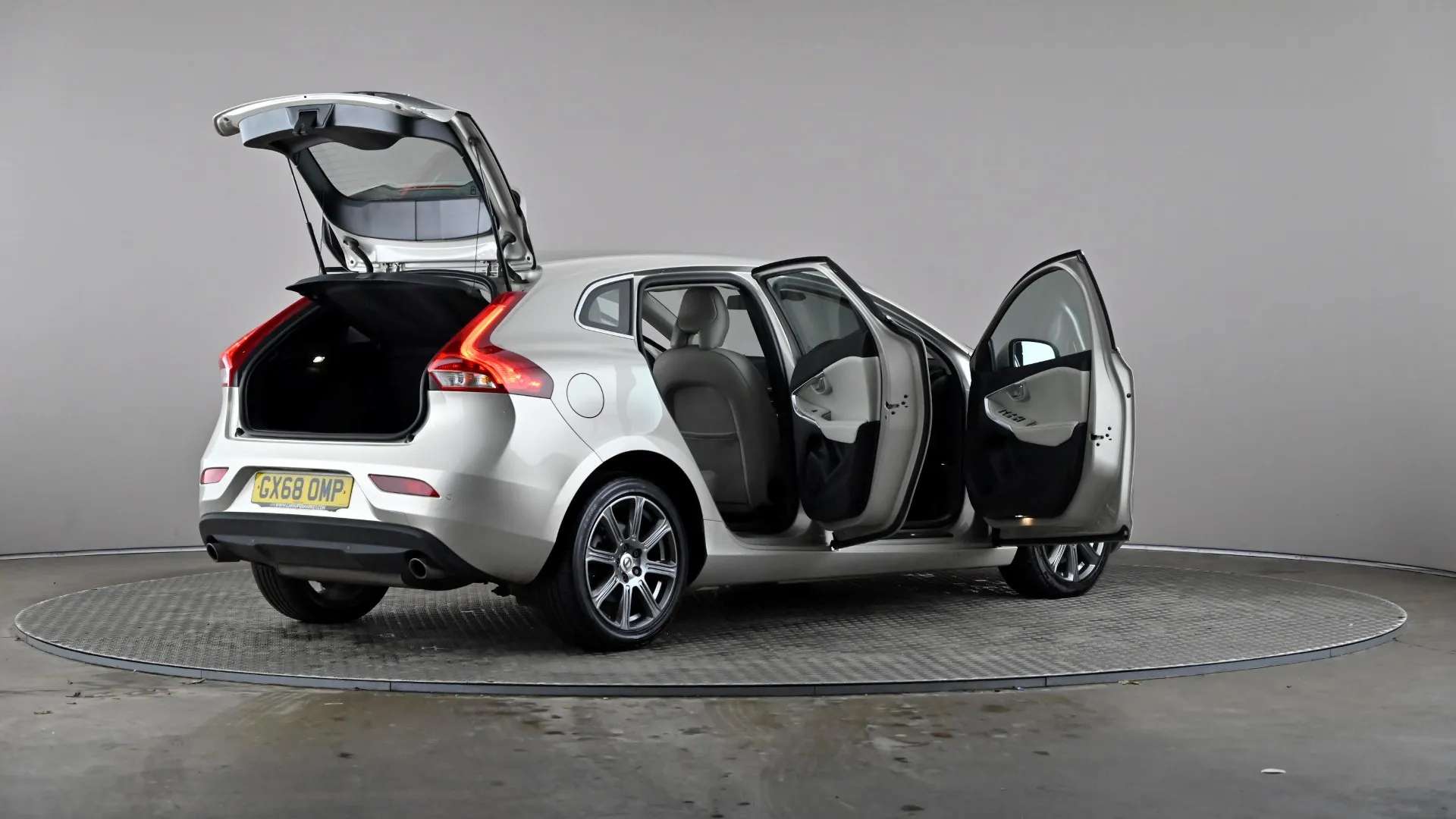 2018 VOLVO V40 2018 VOLVO V40