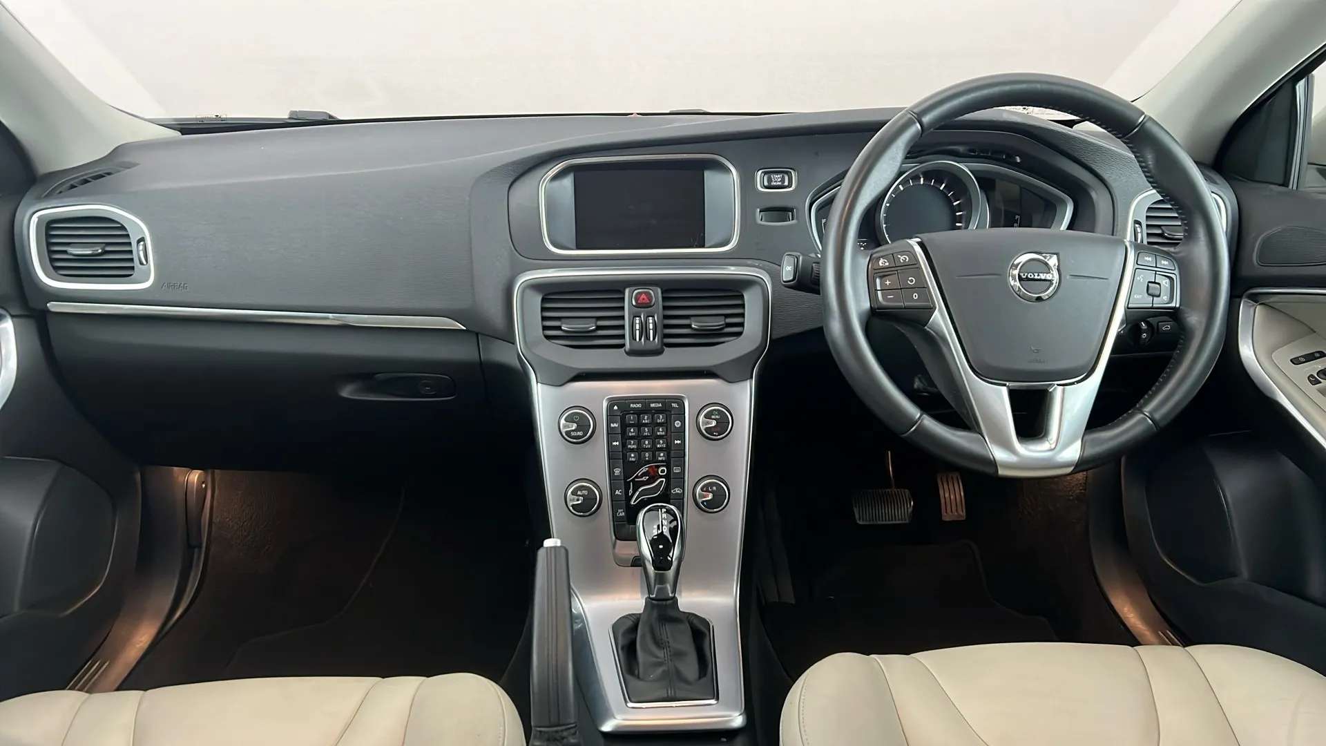 2018 VOLVO V40 2018 VOLVO V40