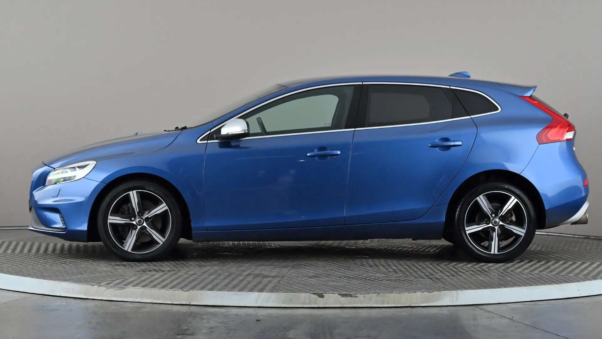 2019 VOLVO V40 2019 VOLVO V40