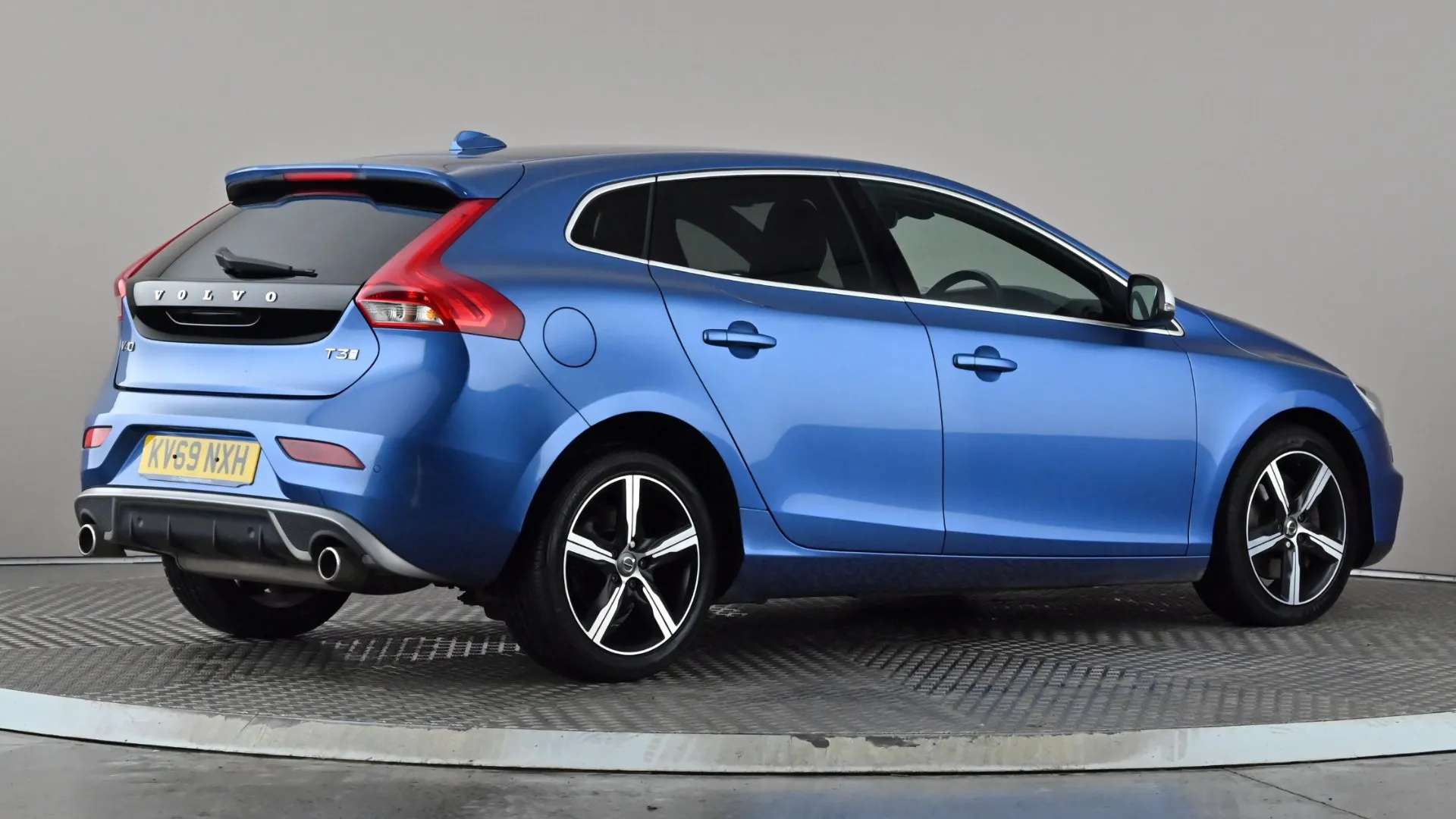 2019 VOLVO V40 2019 VOLVO V40