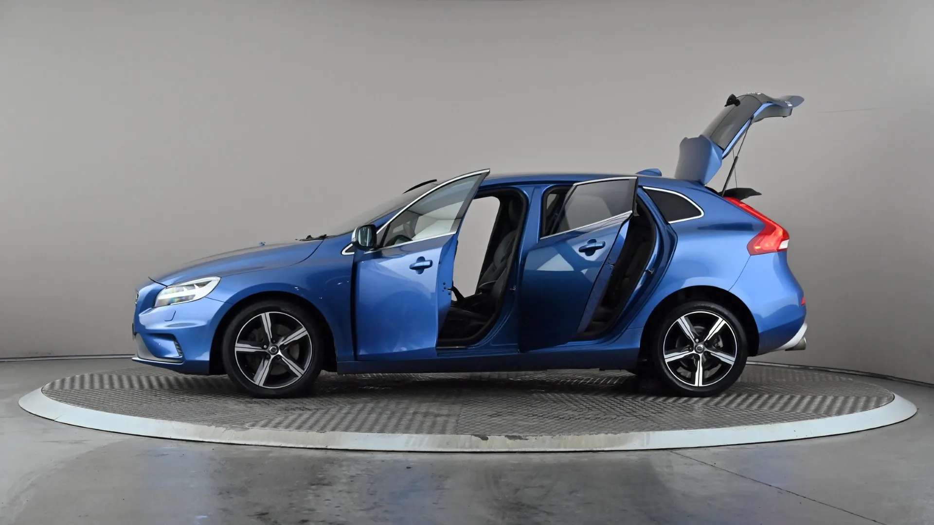 2019 VOLVO V40 2019 VOLVO V40