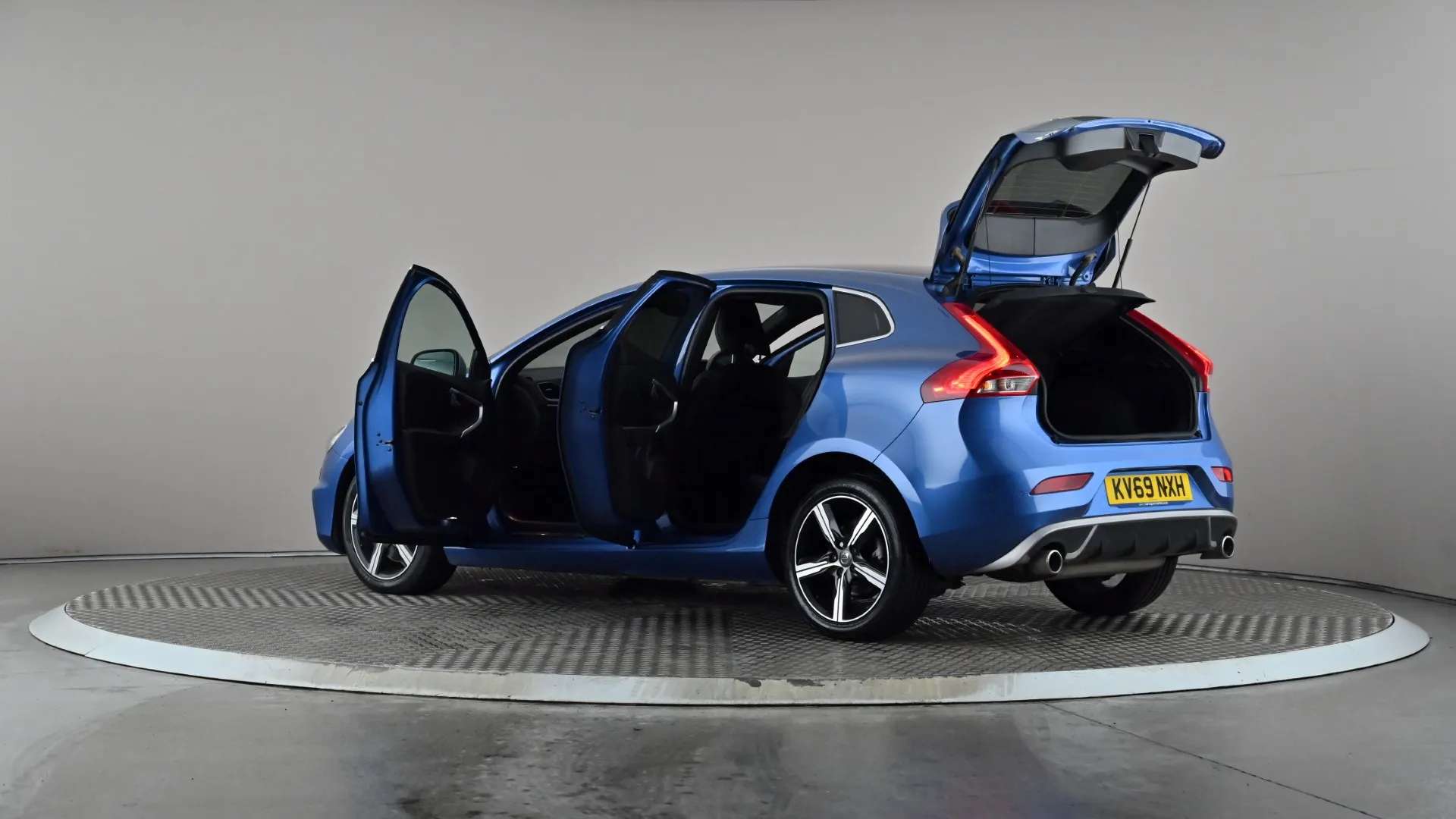 2019 VOLVO V40 2019 VOLVO V40