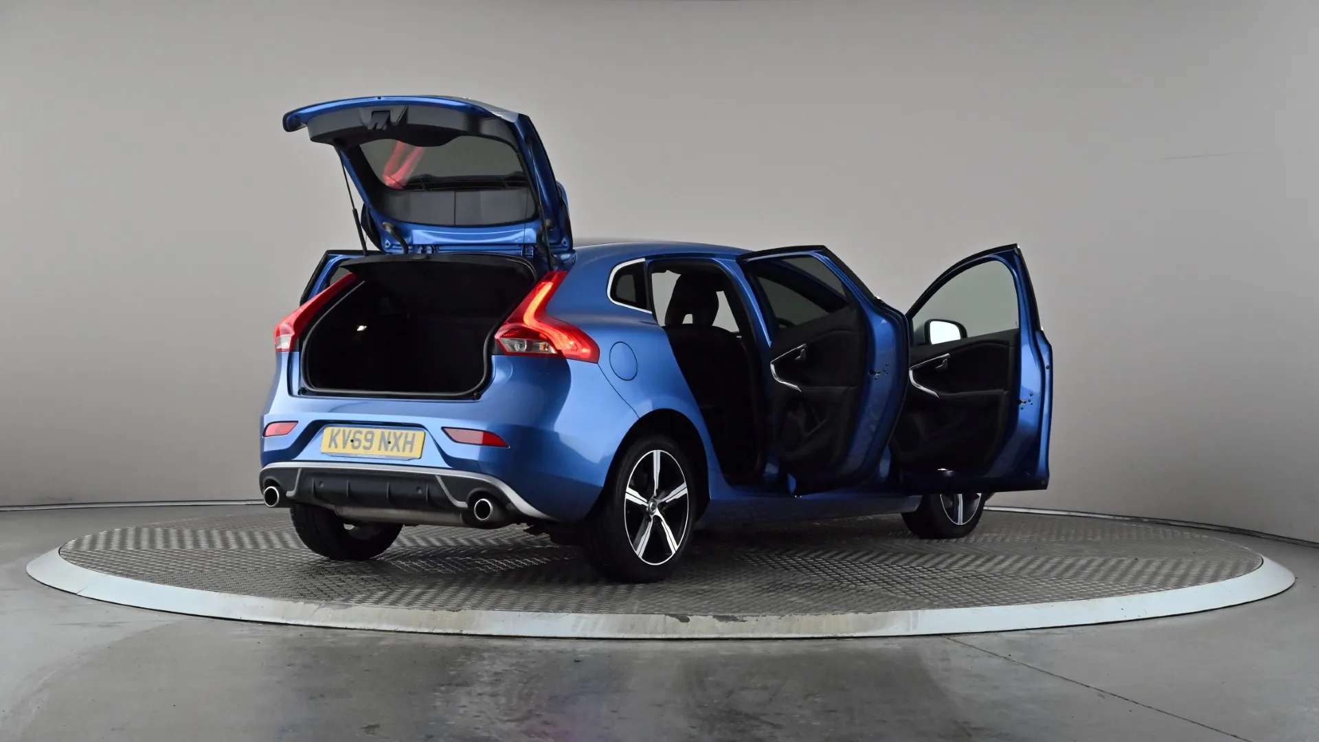 2019 VOLVO V40 2019 VOLVO V40