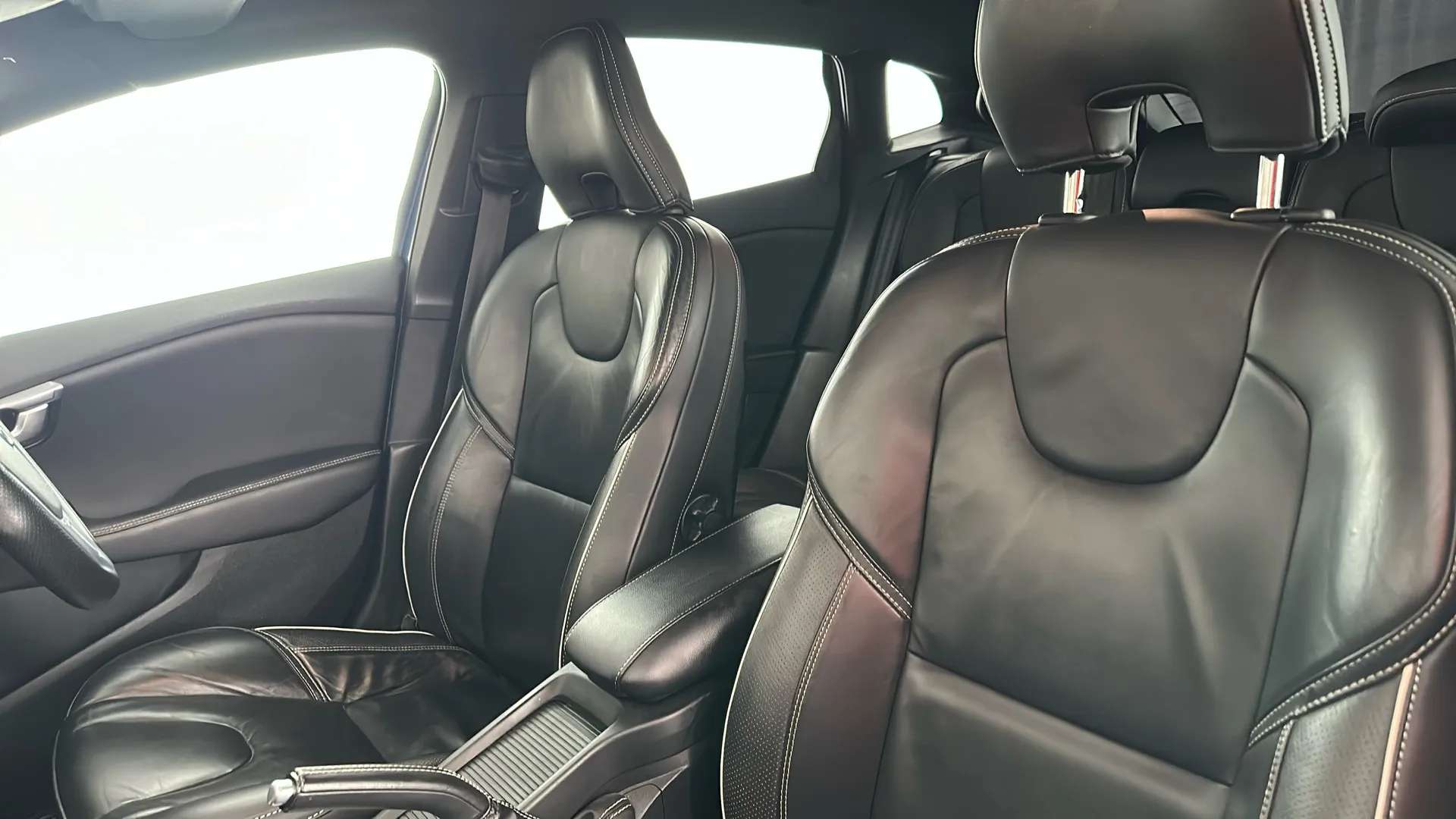 2019 VOLVO V40 2019 VOLVO V40