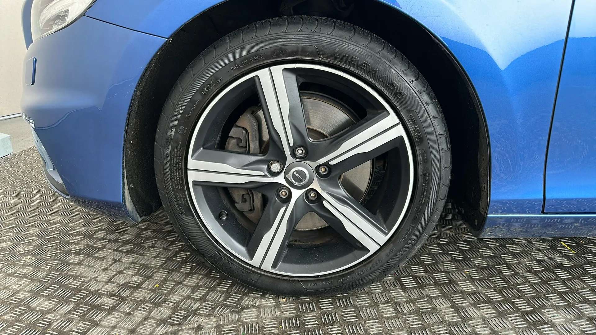 2019 VOLVO V40 2019 VOLVO V40