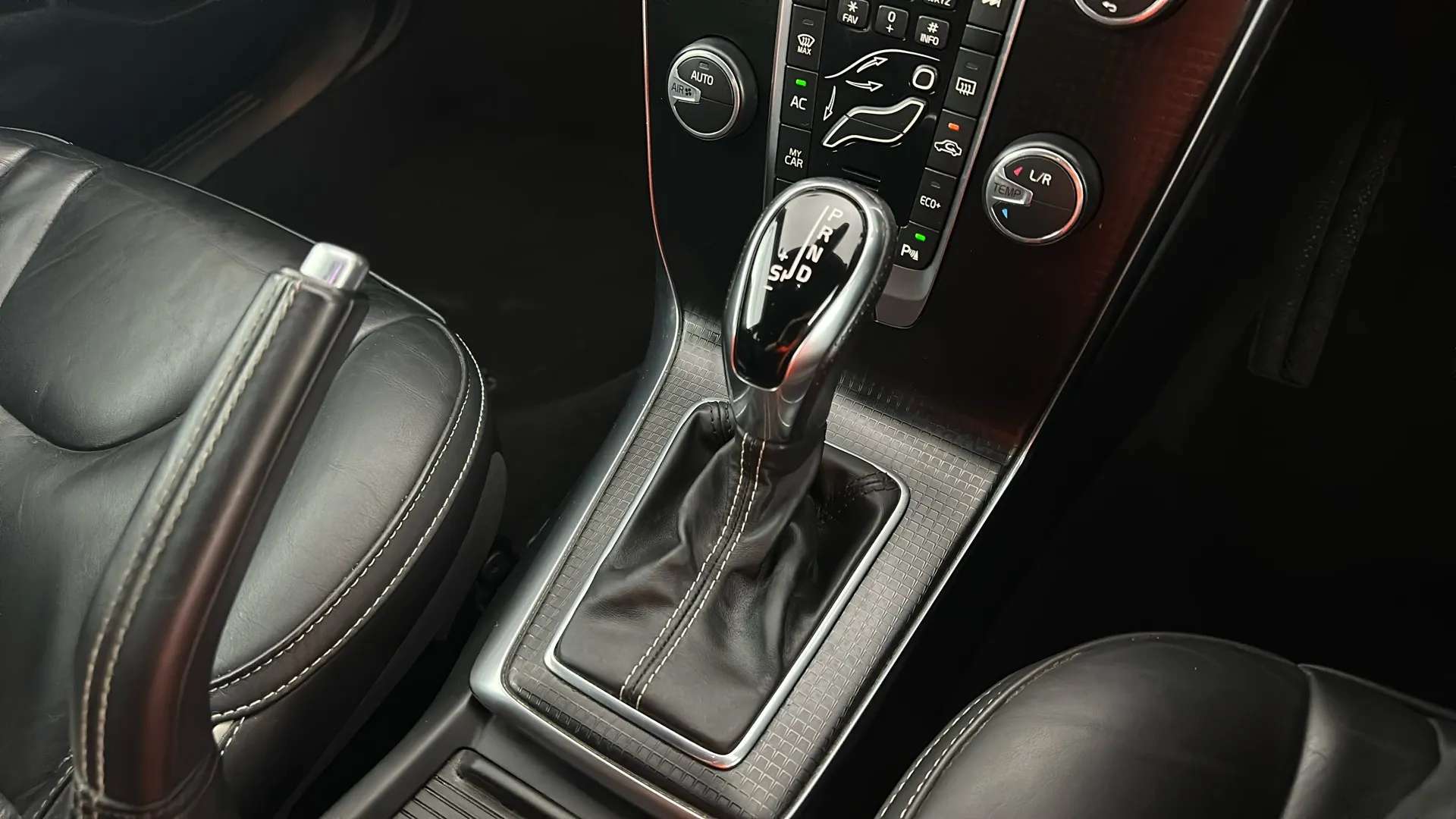 2019 VOLVO V40 2019 VOLVO V40