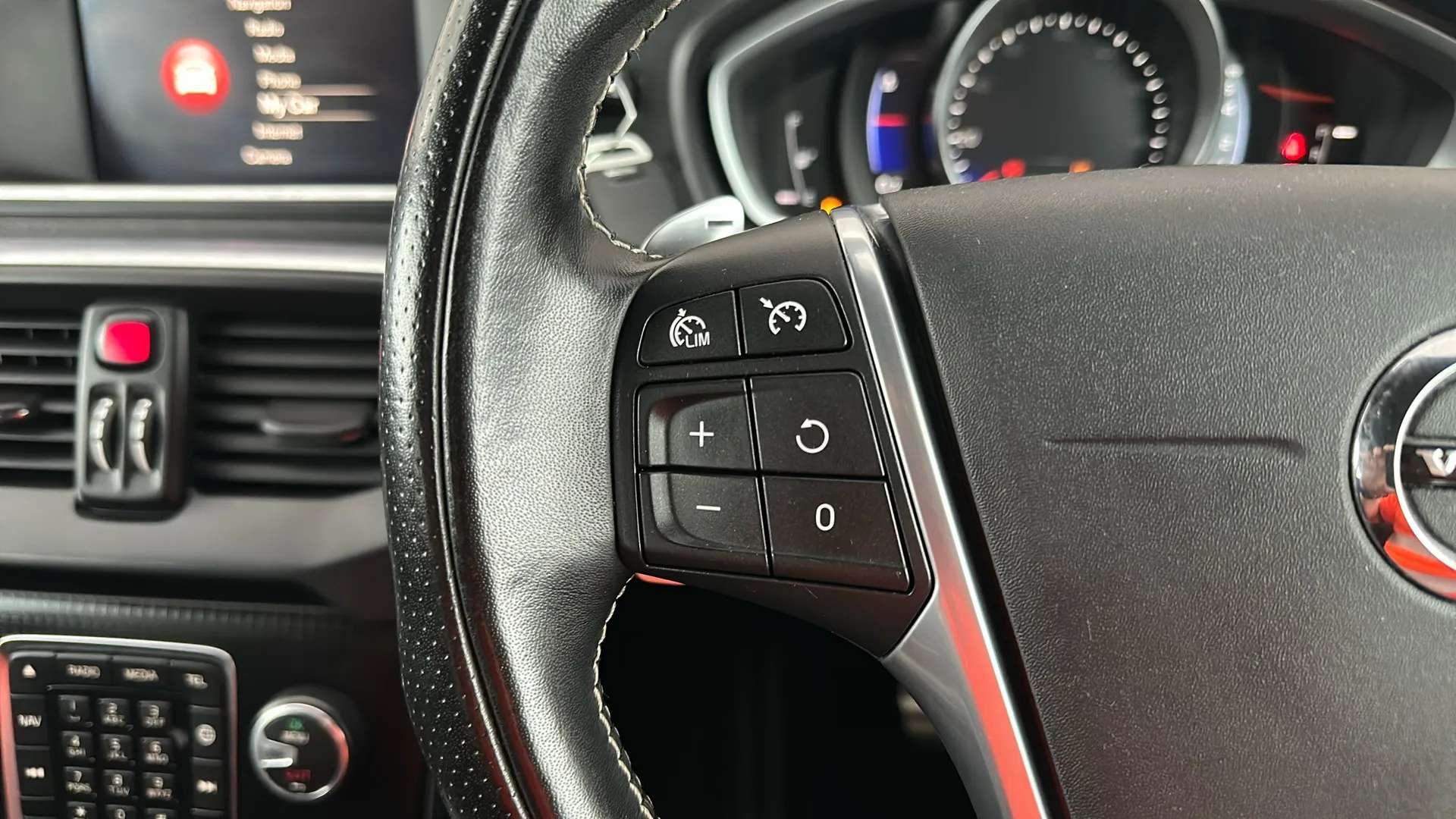 2019 VOLVO V40 2019 VOLVO V40