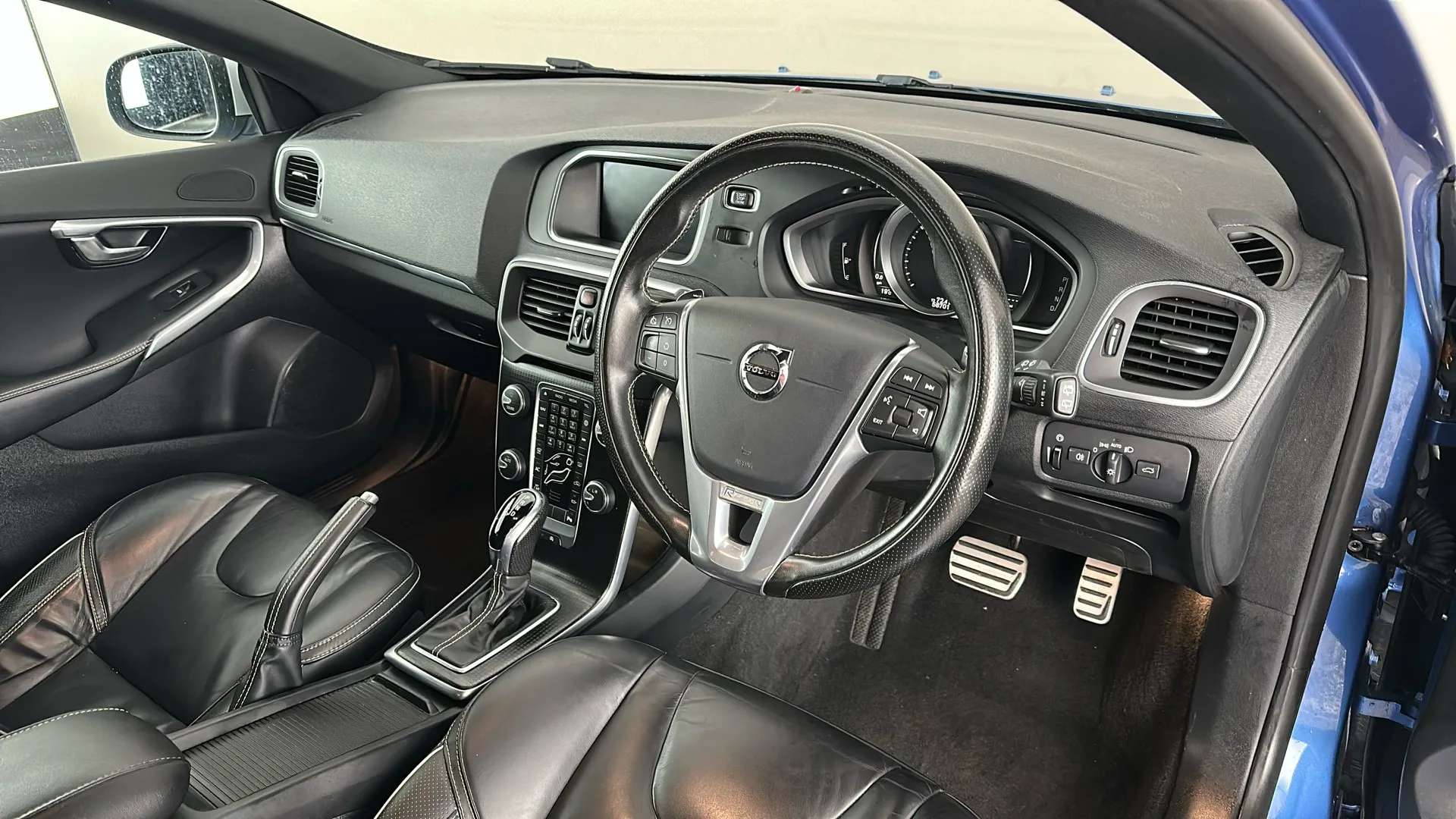 2019 VOLVO V40 2019 VOLVO V40