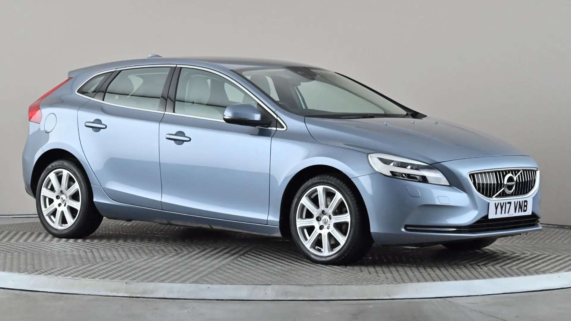 2017 VOLVO V40 2017 VOLVO V40