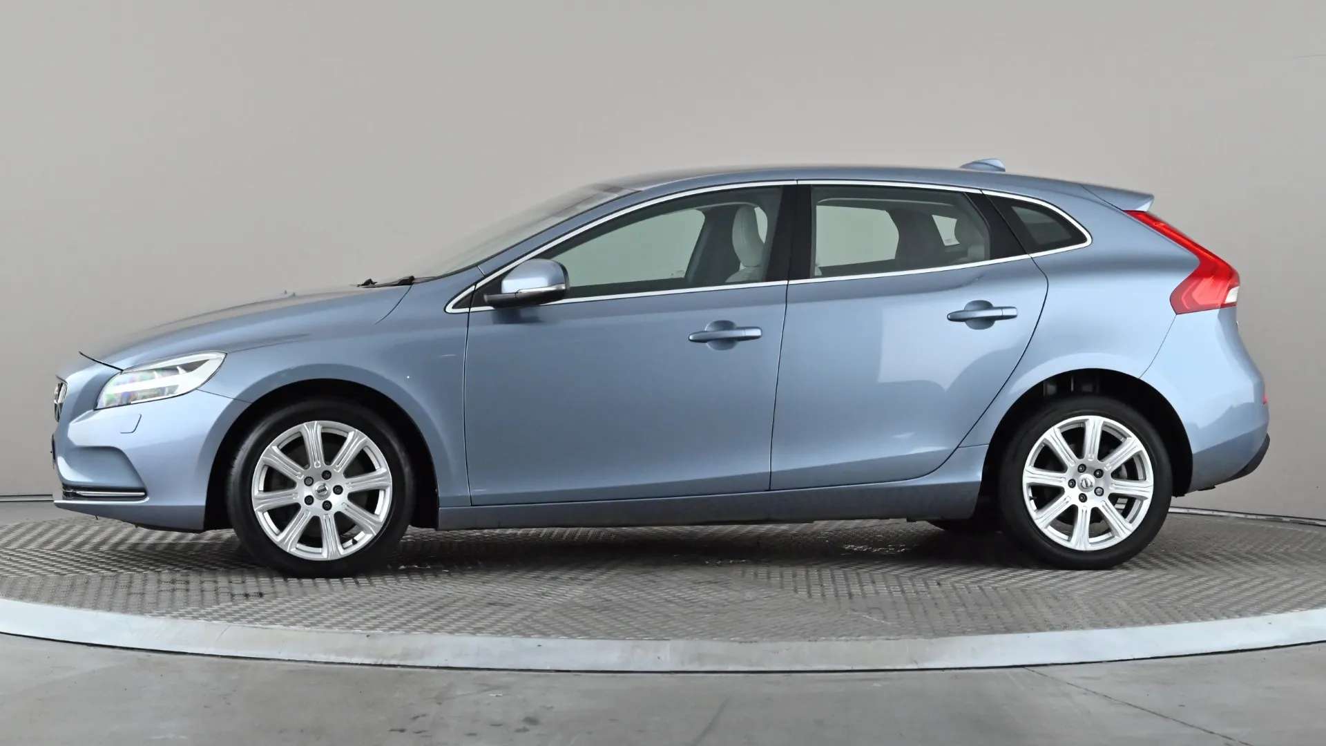 2017 VOLVO V40 2017 VOLVO V40