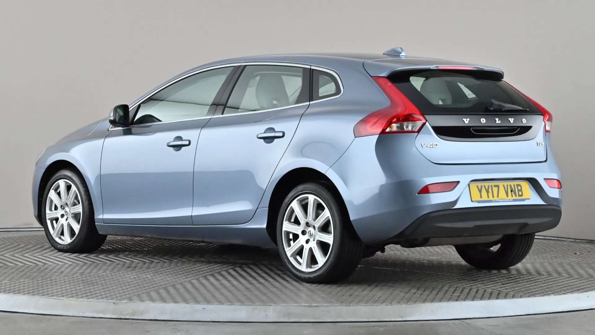 2017 VOLVO V40 2017 VOLVO V40