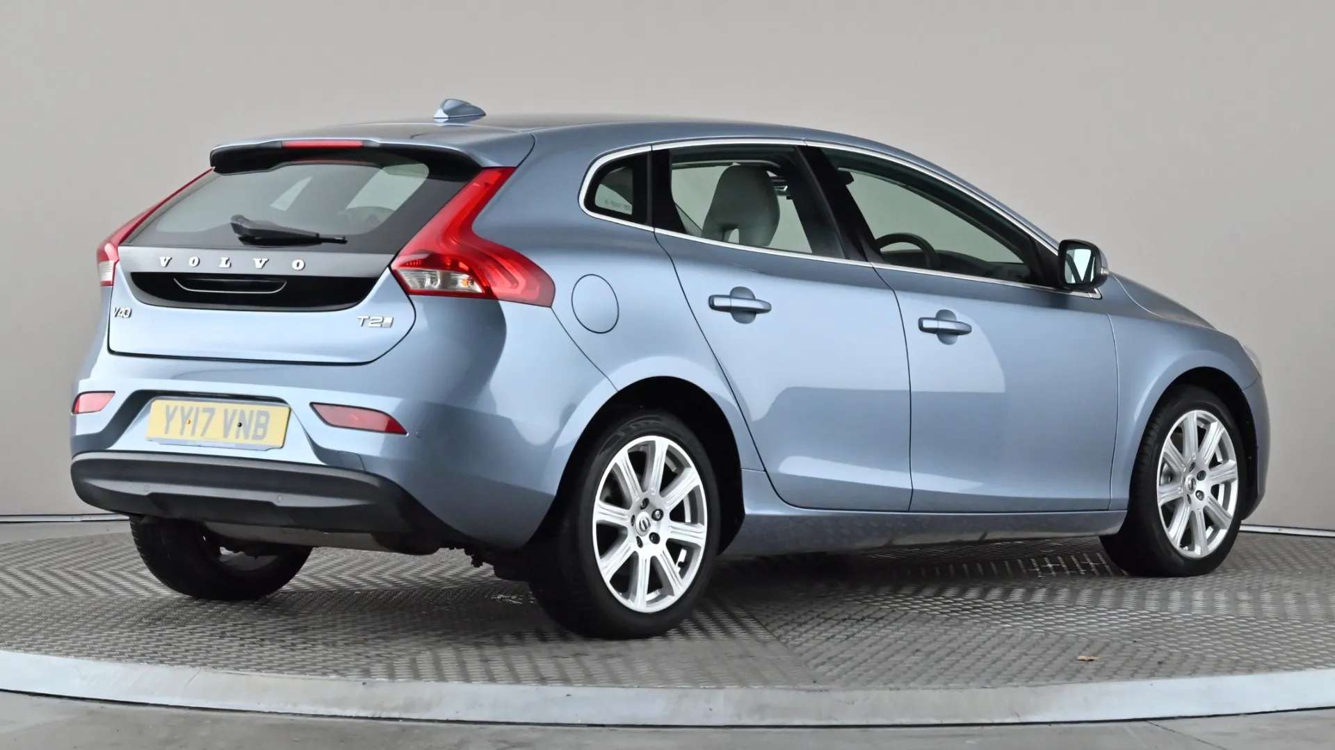 2017 VOLVO V40 2017 VOLVO V40