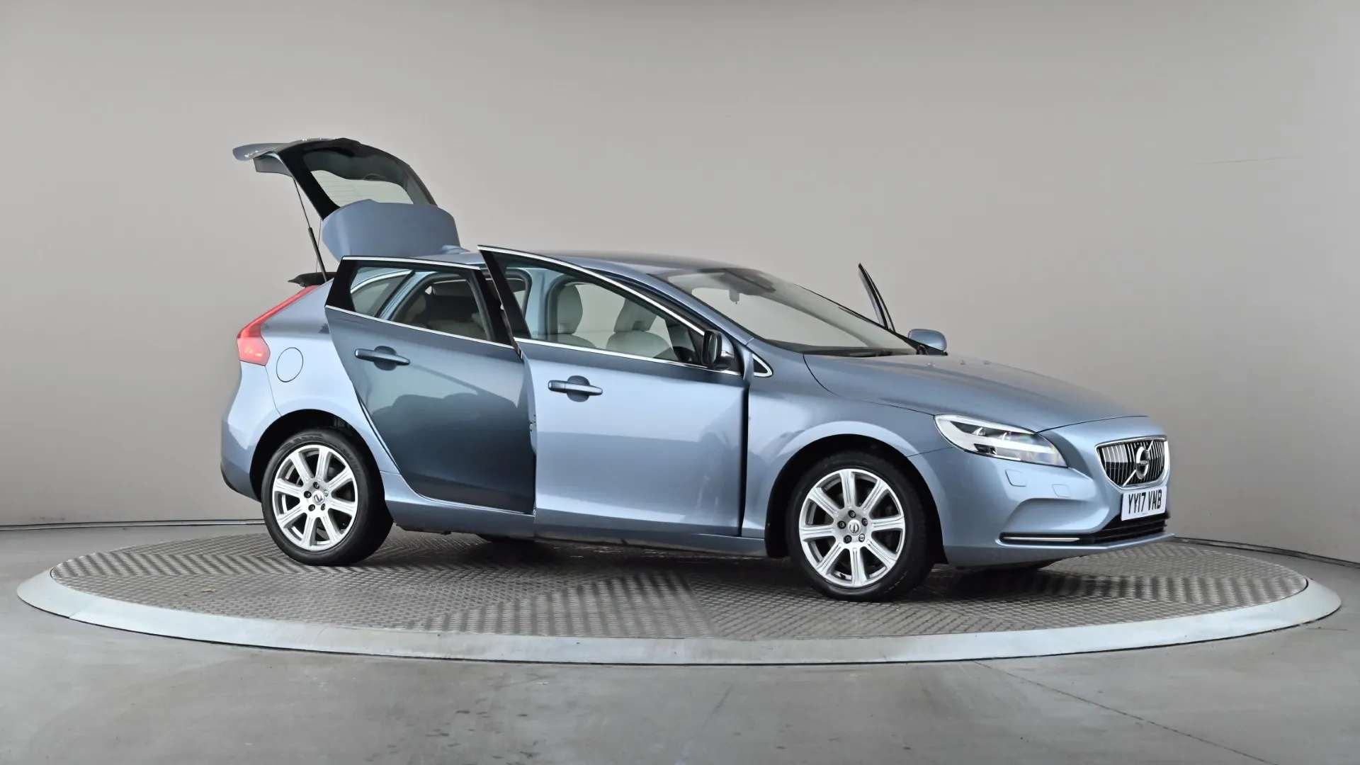 2017 VOLVO V40 2017 VOLVO V40
