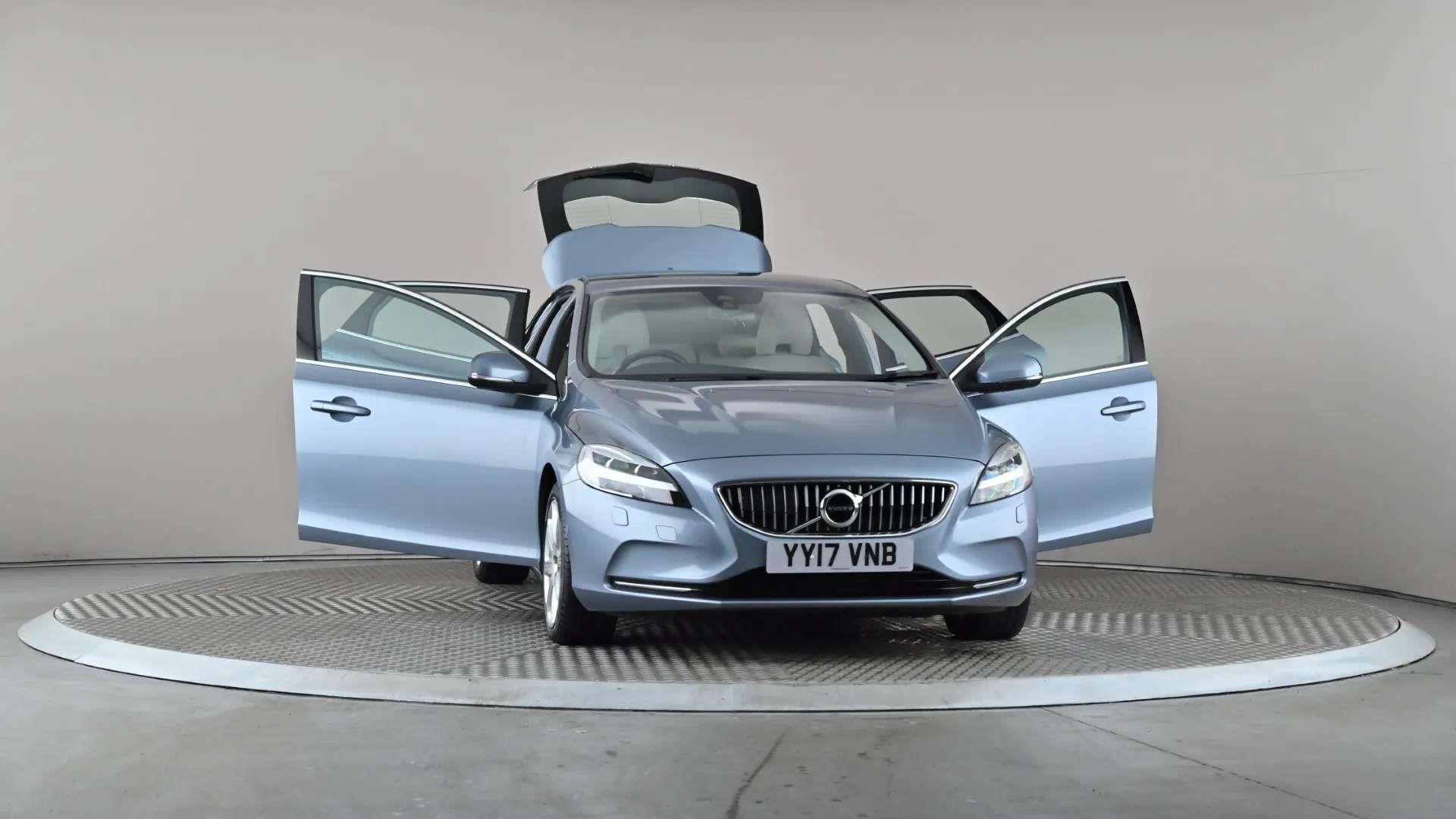 2017 VOLVO V40 2017 VOLVO V40