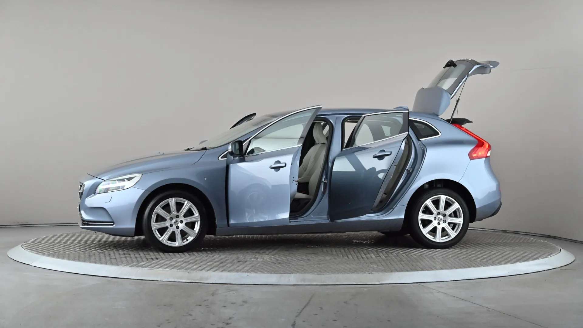2017 VOLVO V40 2017 VOLVO V40