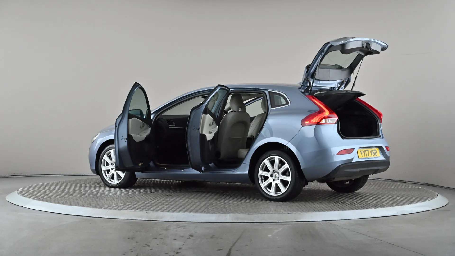 2017 VOLVO V40 2017 VOLVO V40