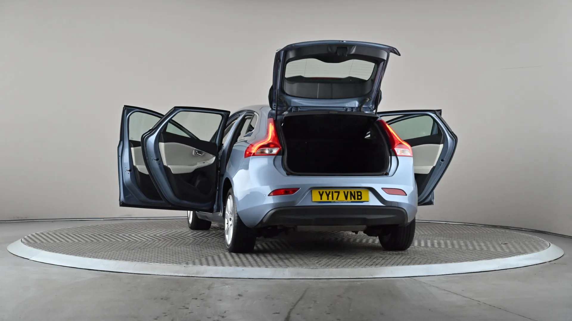 2017 VOLVO V40 2017 VOLVO V40