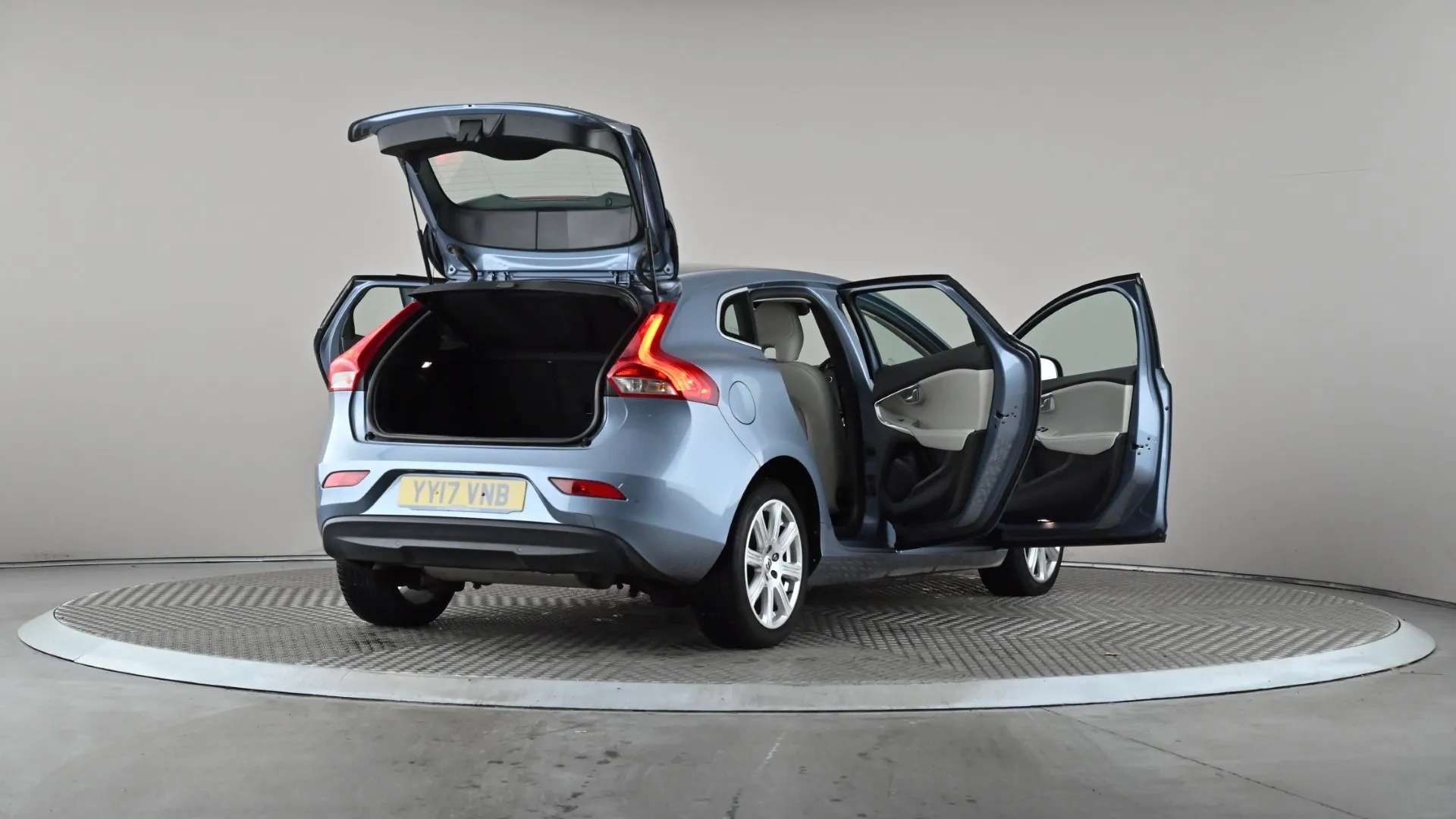 2017 VOLVO V40 2017 VOLVO V40