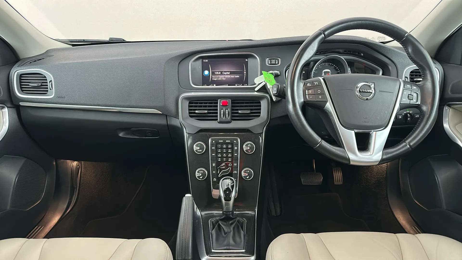 2017 VOLVO V40 2017 VOLVO V40