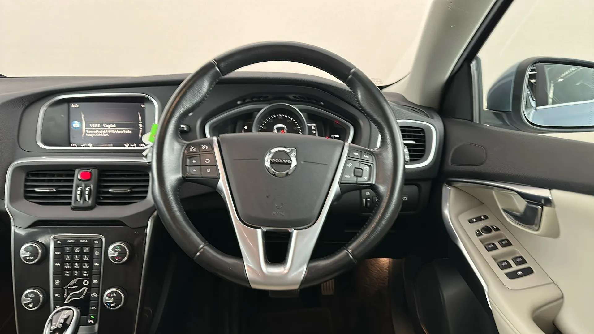 2017 VOLVO V40 2017 VOLVO V40