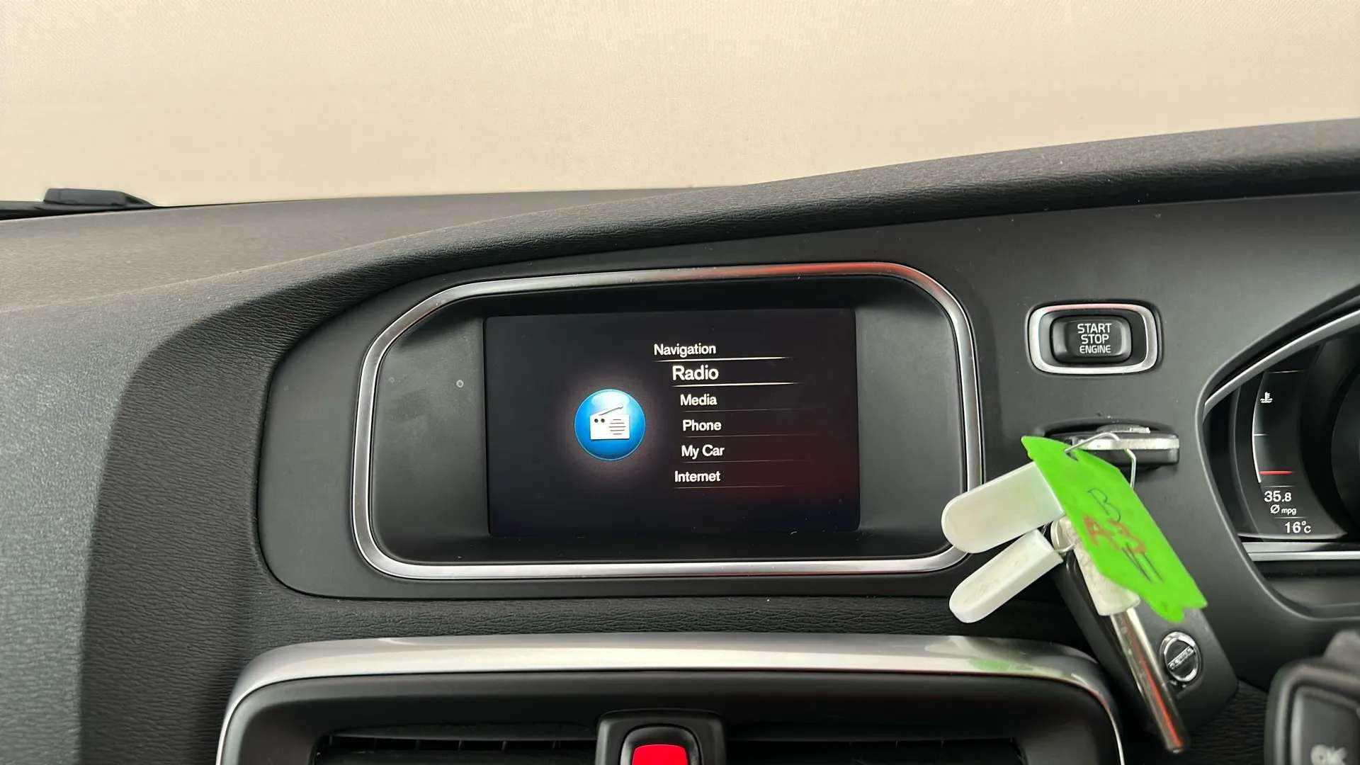 2017 VOLVO V40 2017 VOLVO V40
