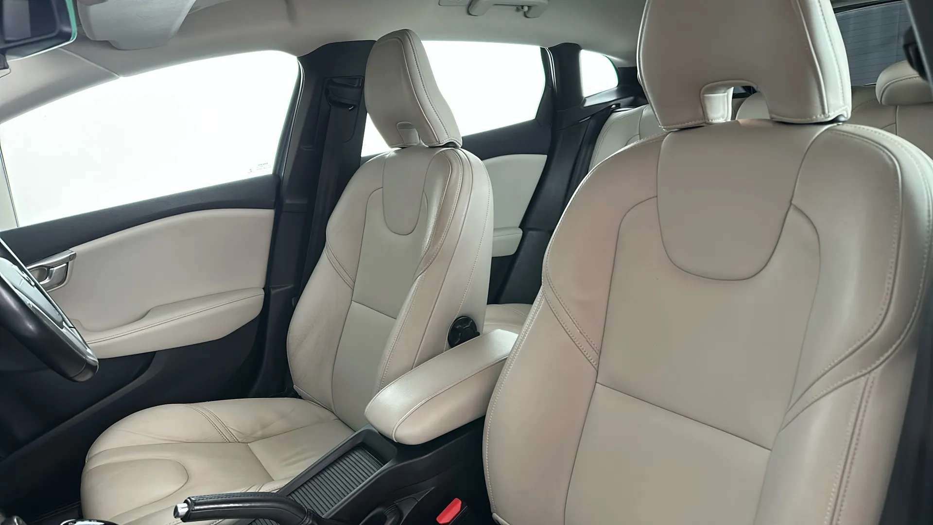 2017 VOLVO V40 2017 VOLVO V40