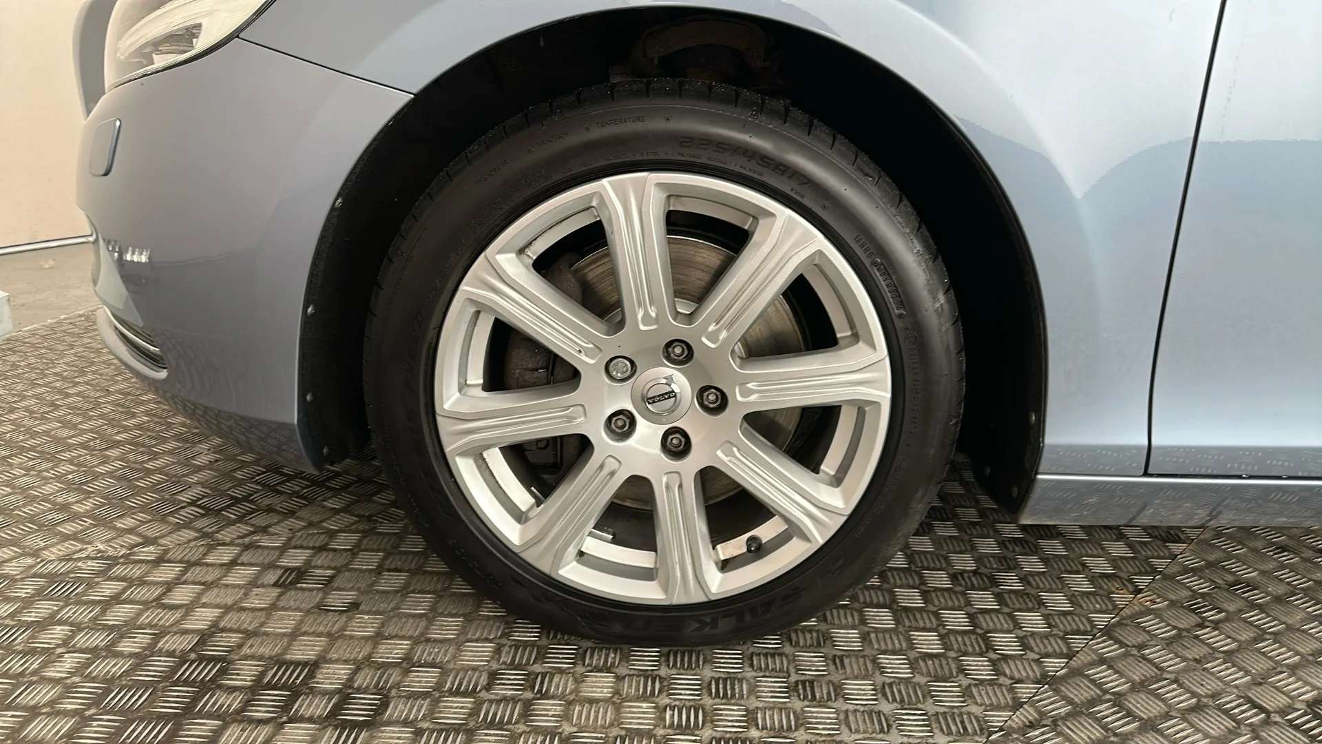 2017 VOLVO V40 2017 VOLVO V40