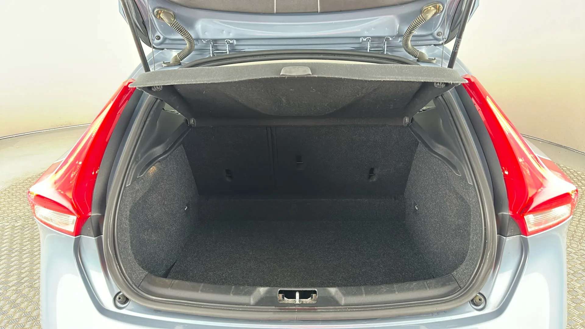 2017 VOLVO V40 2017 VOLVO V40